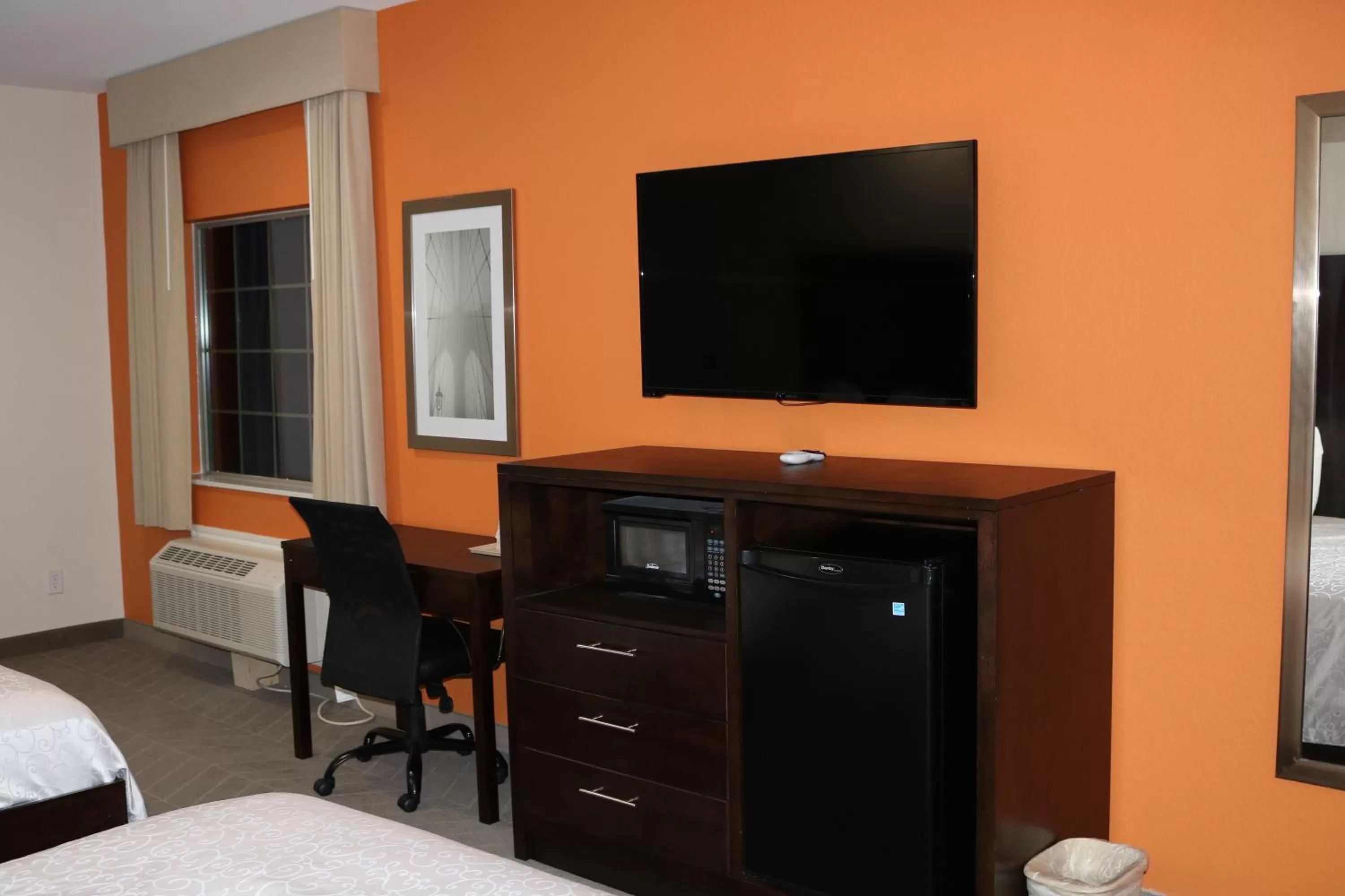 TV and multimedia, Bed in Scottish Inn & Suites - IAH Airport