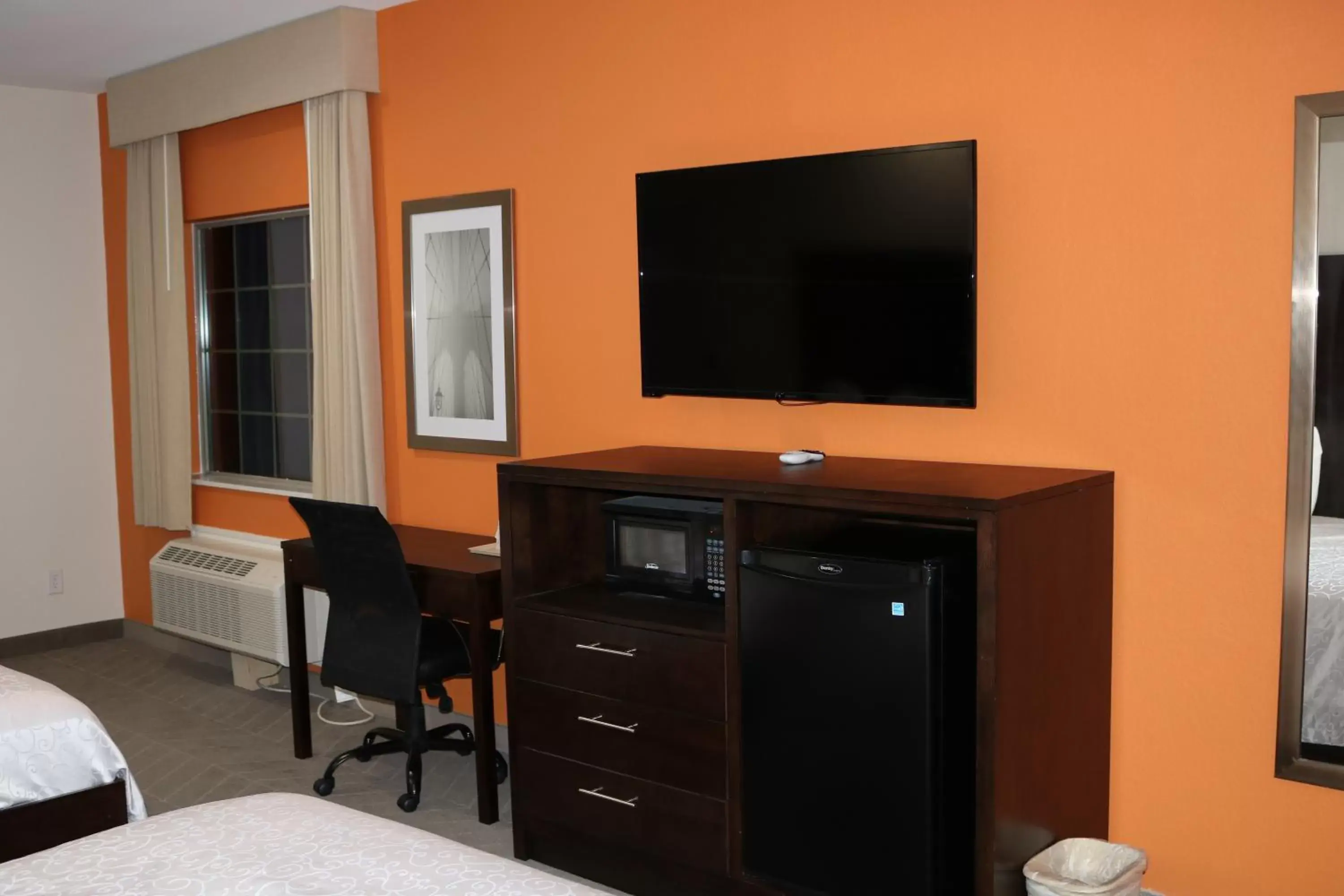 TV and multimedia, TV/Entertainment Center in Scottish Inn & Suites - IAH Airport