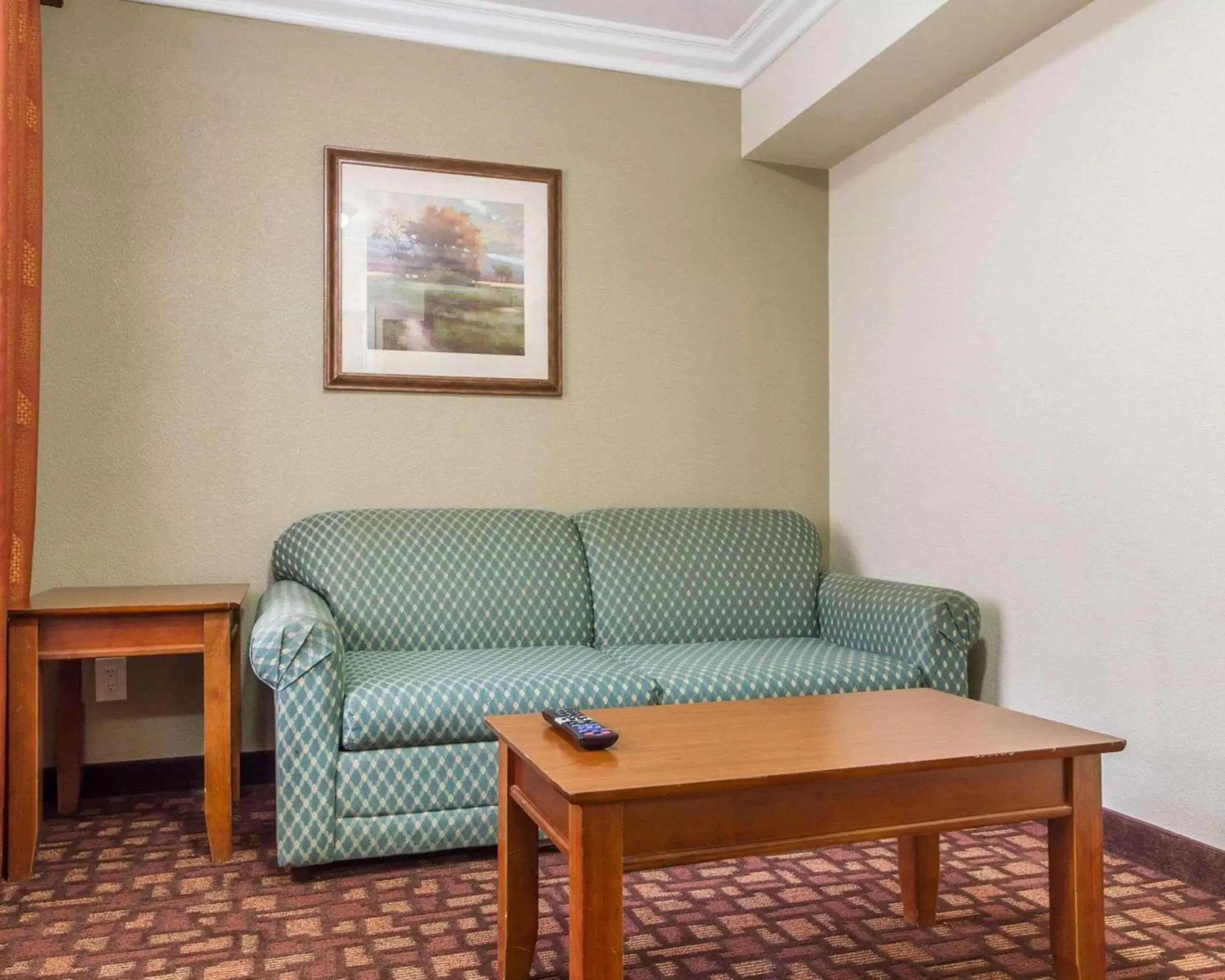 Photo of the whole room, Seating Area in Quality Inn Sacramento