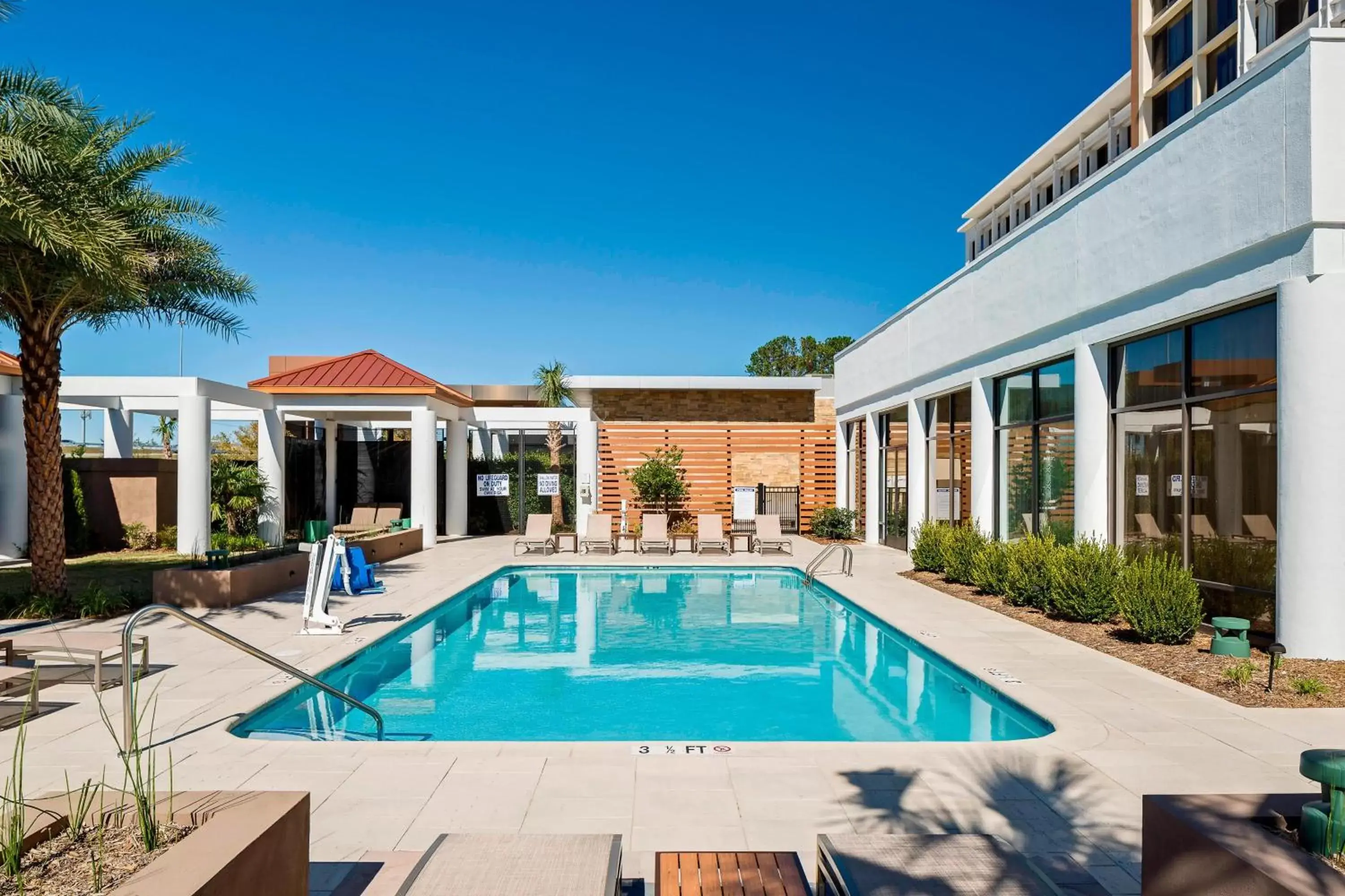 Swimming Pool in North Charleston Marriott