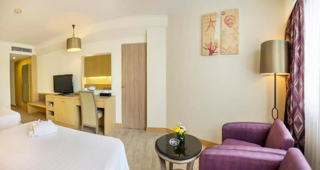 Bed in Jomtien Palm Beach Hotel and Resort