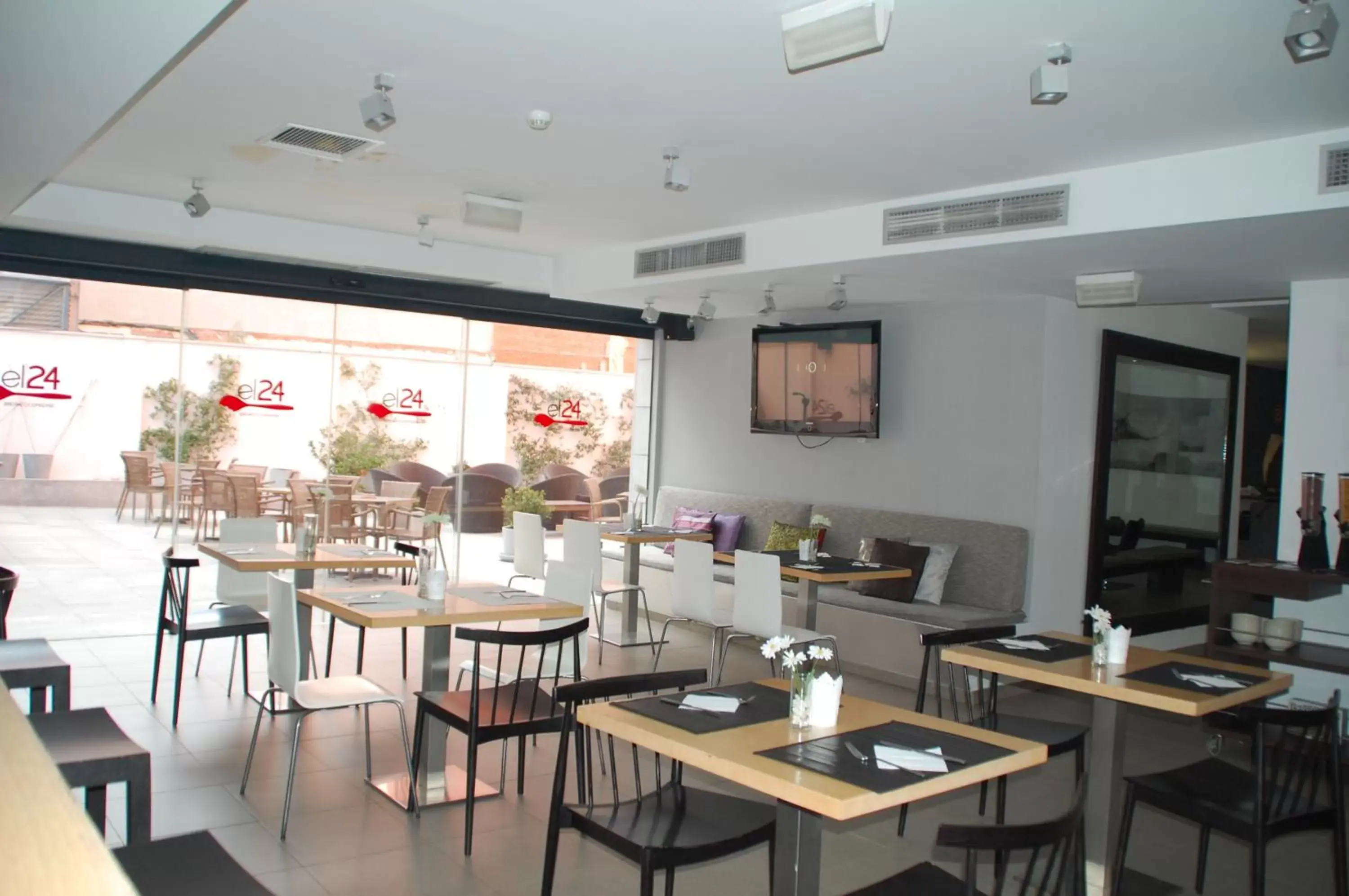 Lounge or bar, Restaurant/Places to Eat in Eco Alcalá Suites