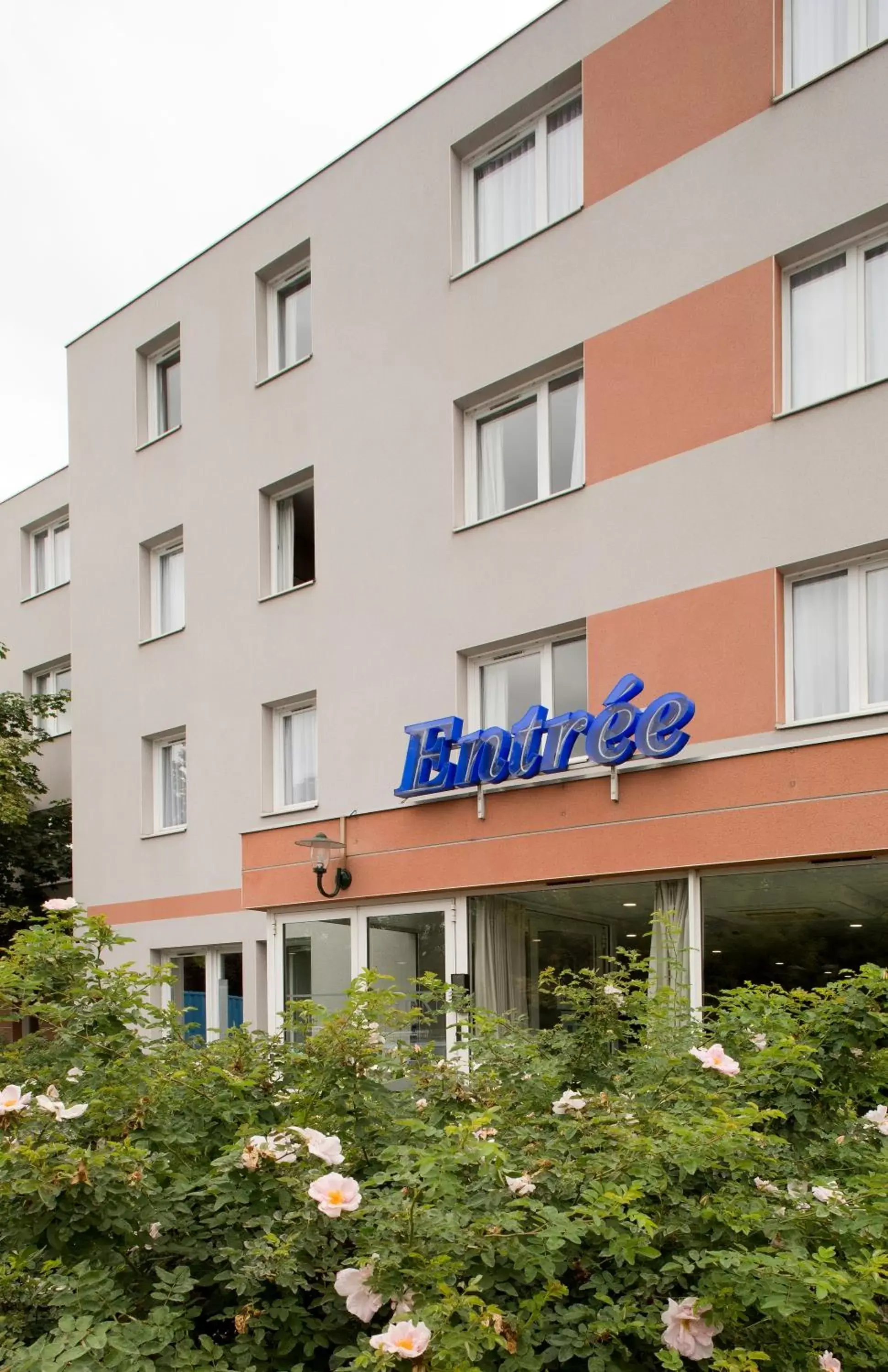 Property building in Kyriad Clermont-Ferrand-Sud - La Pardieu Property building in Kyriad Clermont-Ferrand-Sud - La Pardieu