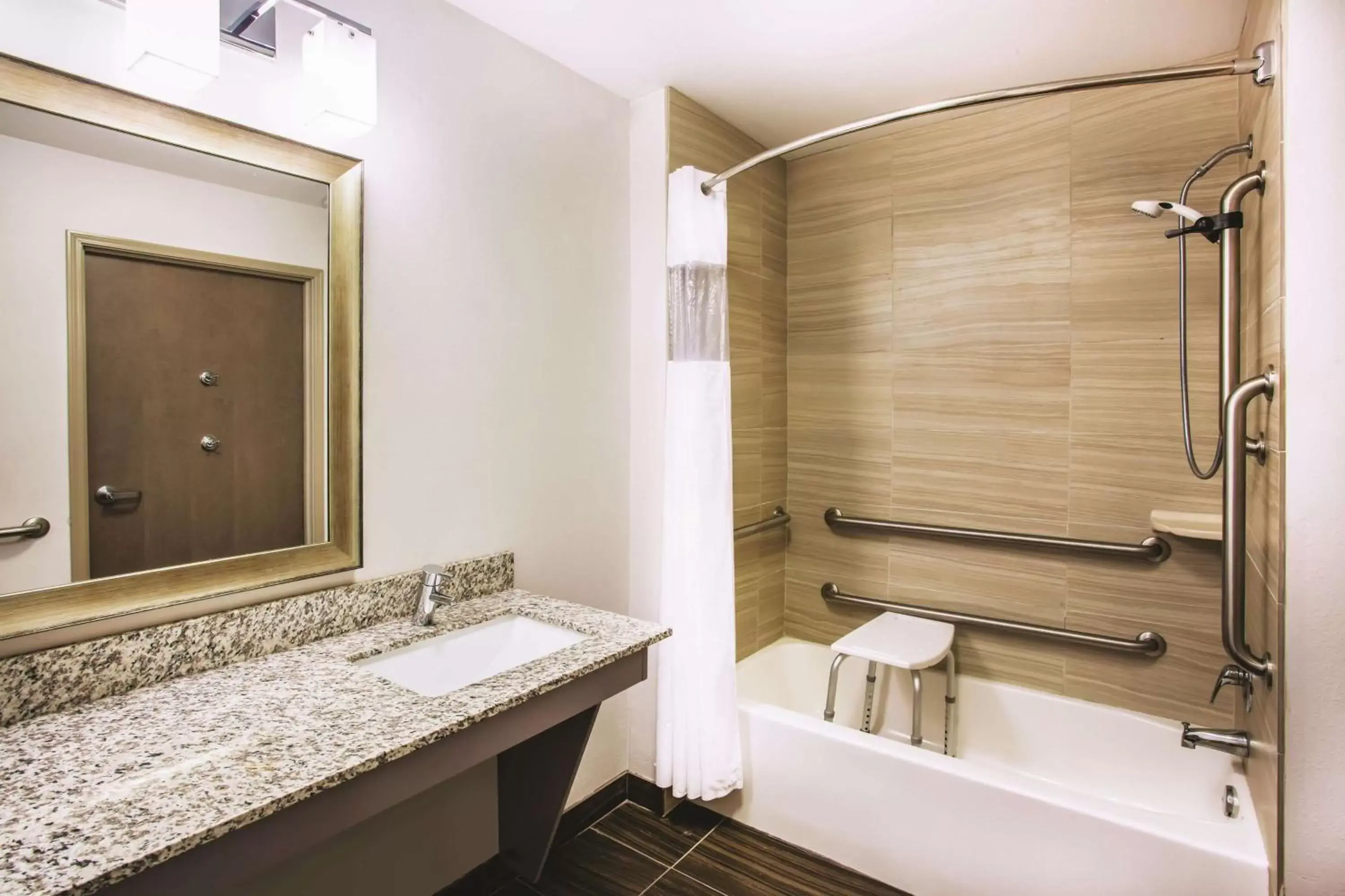 Bathroom in La Quinta by Wyndham St. Paul-Woodbury