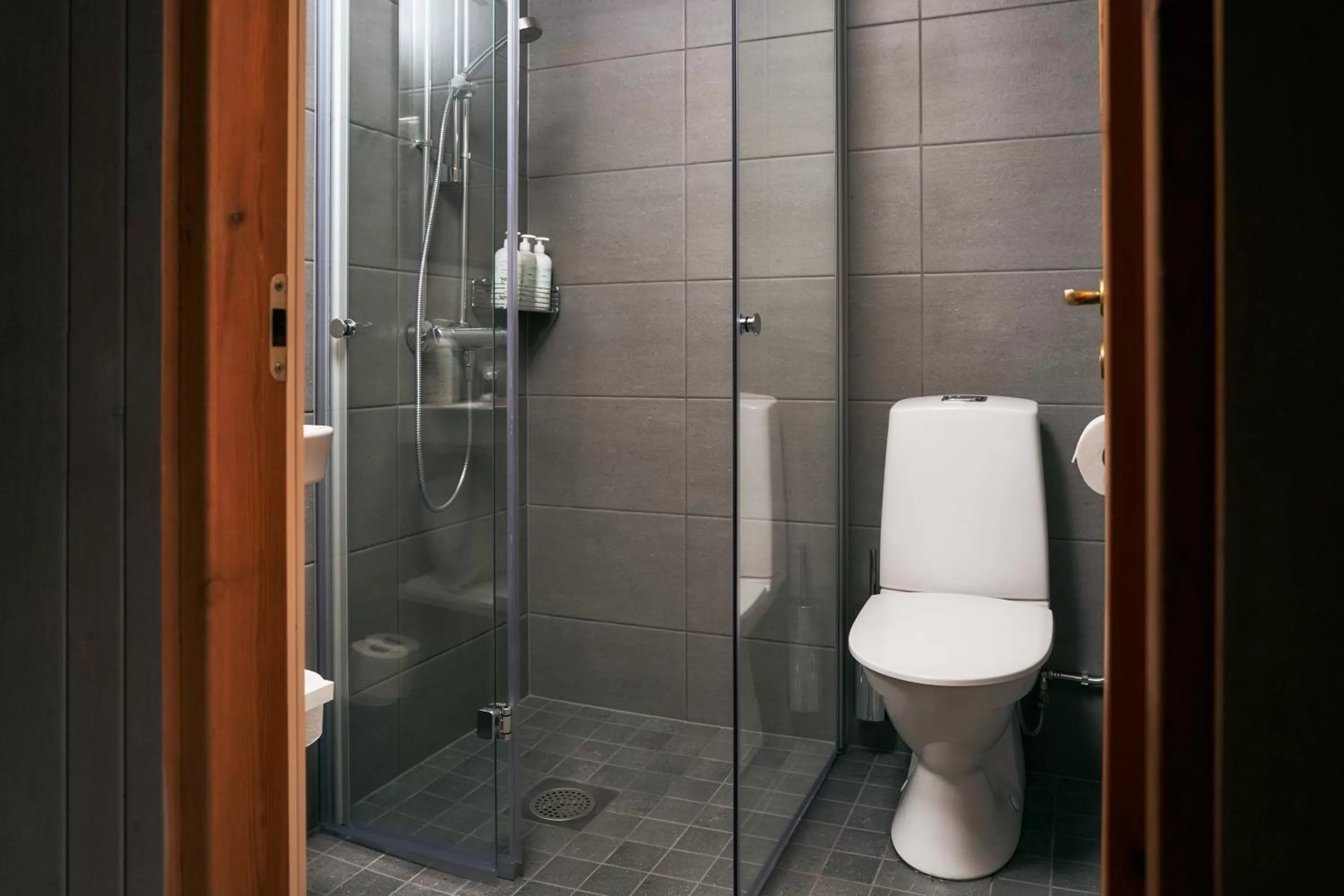 Shower in Break Sokos Hotel Bomba