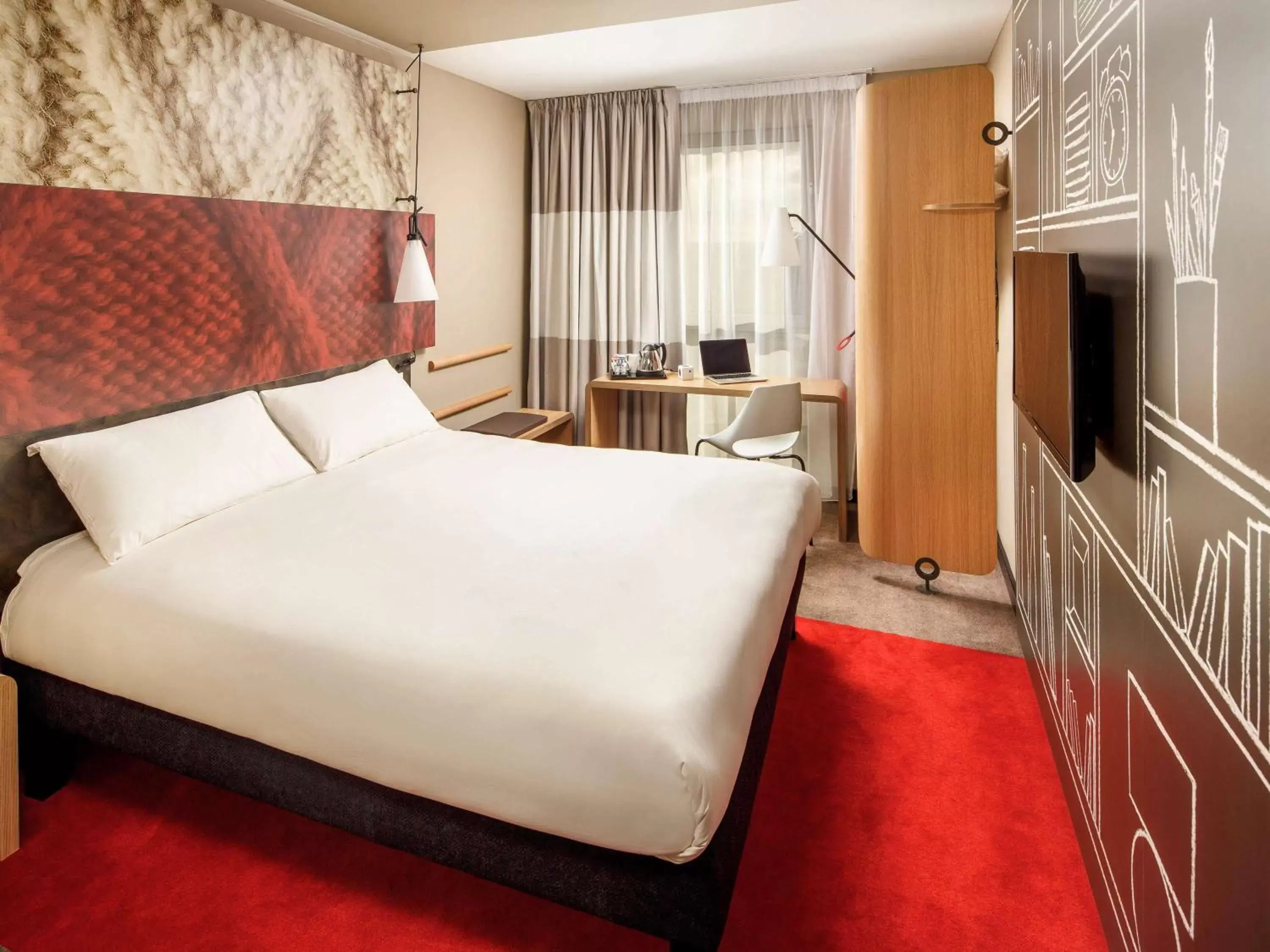 Photo of the whole room, Bed in ibis London Docklands Canary Wharf