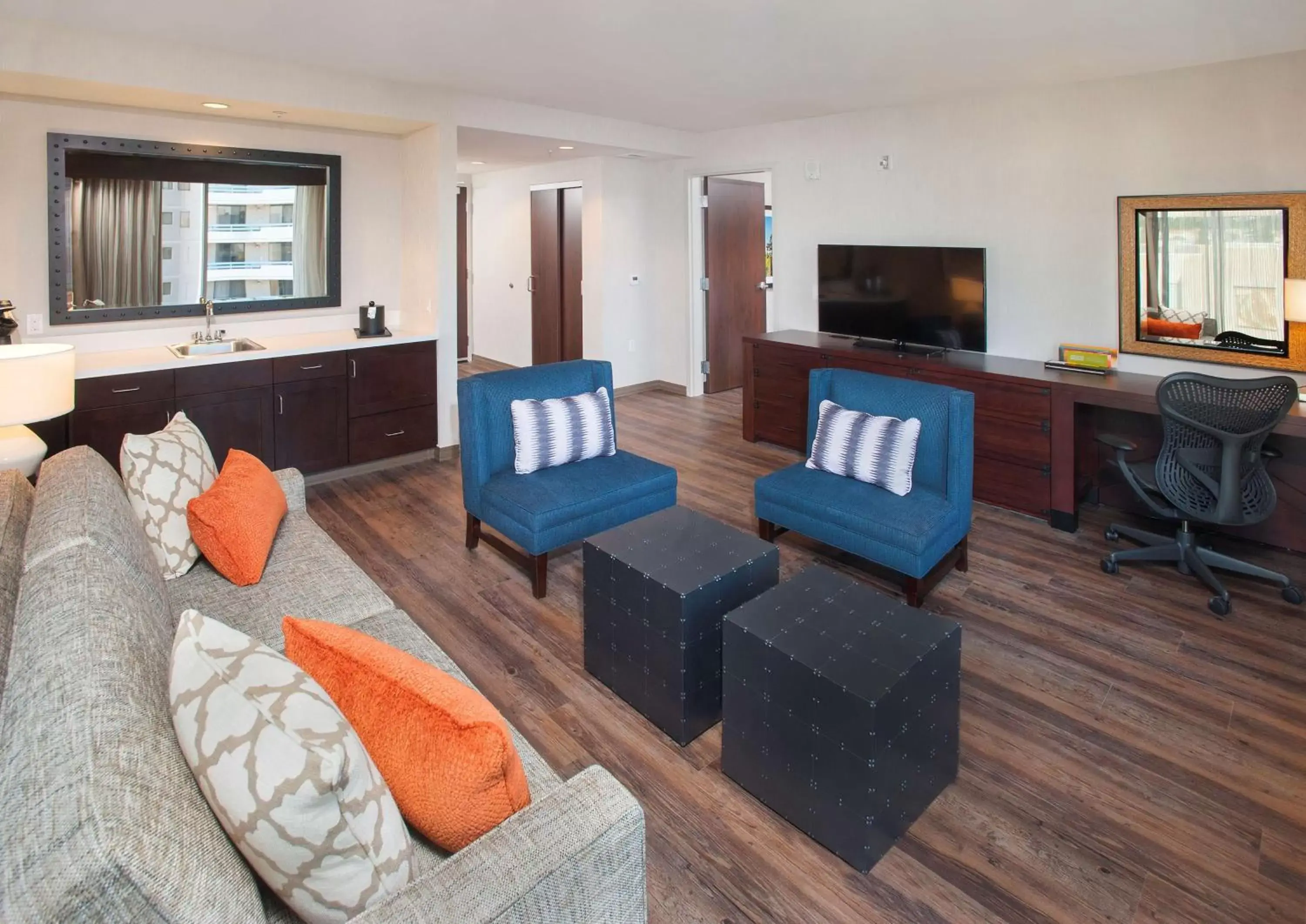 Bedroom, Seating Area in Hilton Garden Inn Burbank Downtown