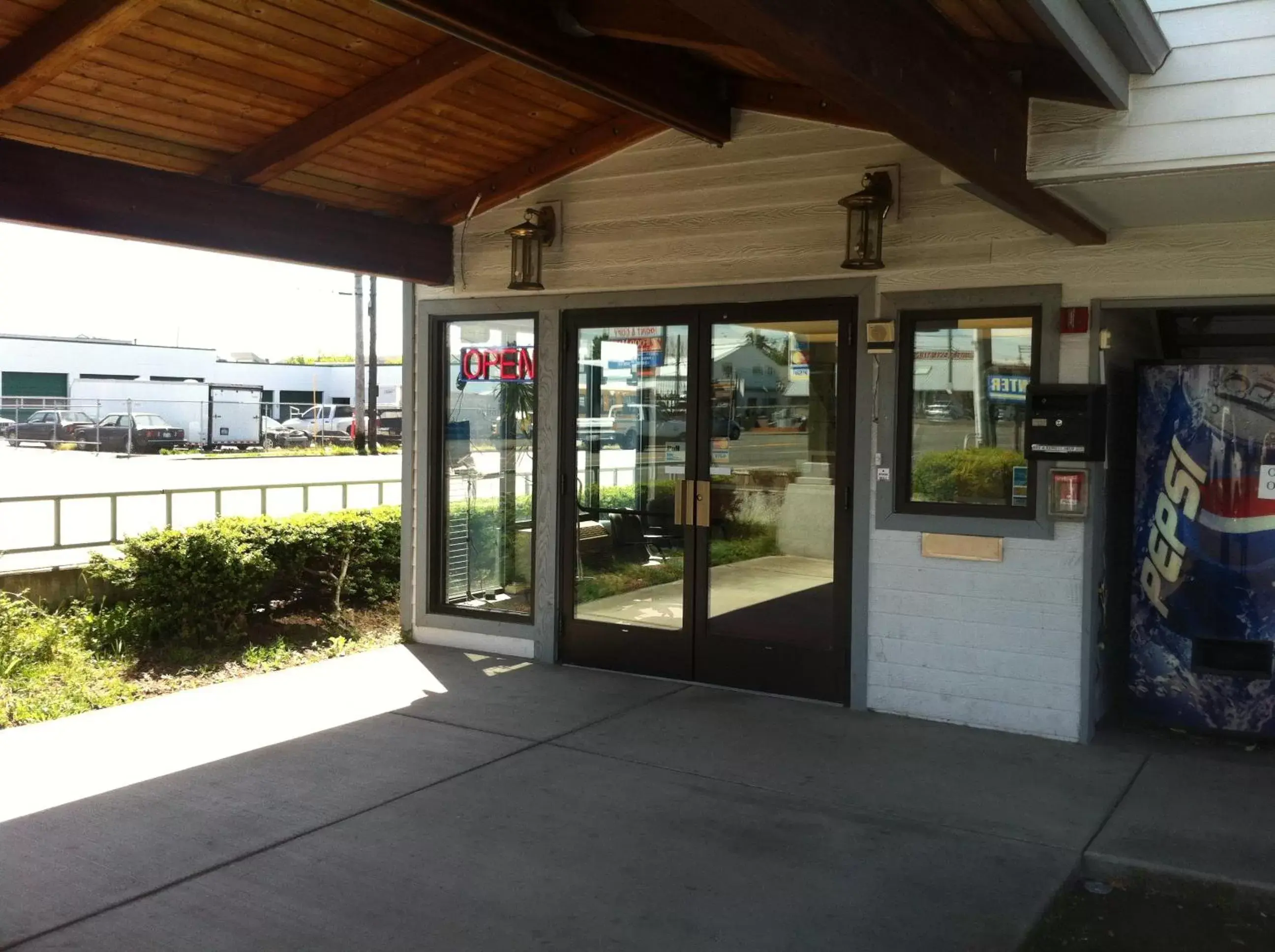 Facade/entrance in Crown Inn