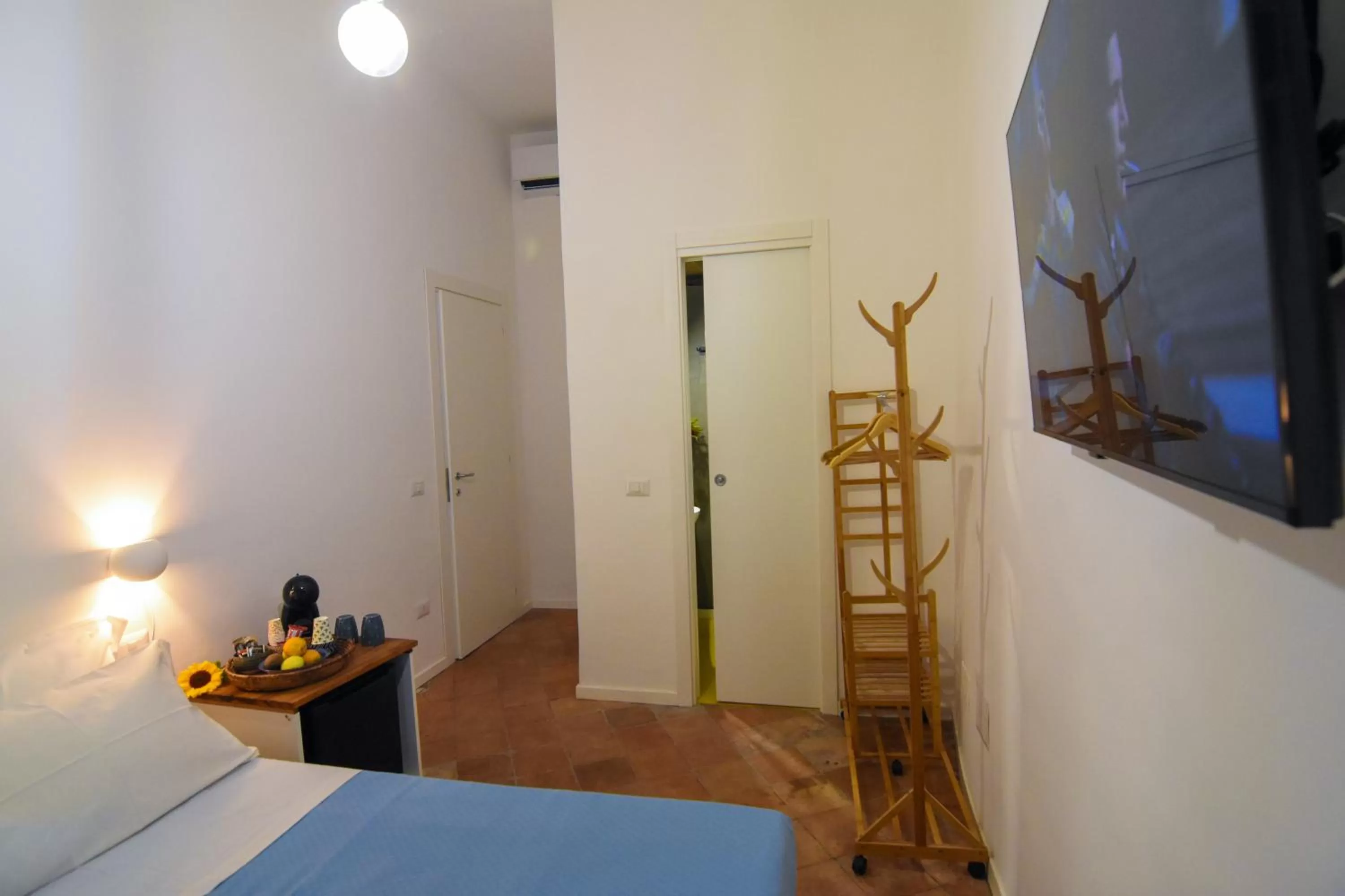 Bedroom, TV/Entertainment Center in La Dimora di Artemide B&B