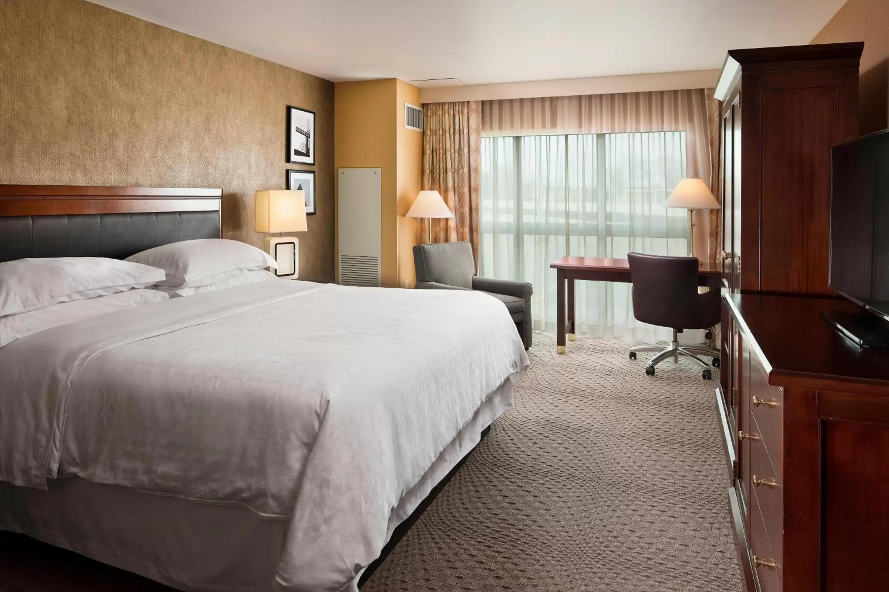 Photo of the whole room, Bed in Sheraton Sioux Falls & Convention Center