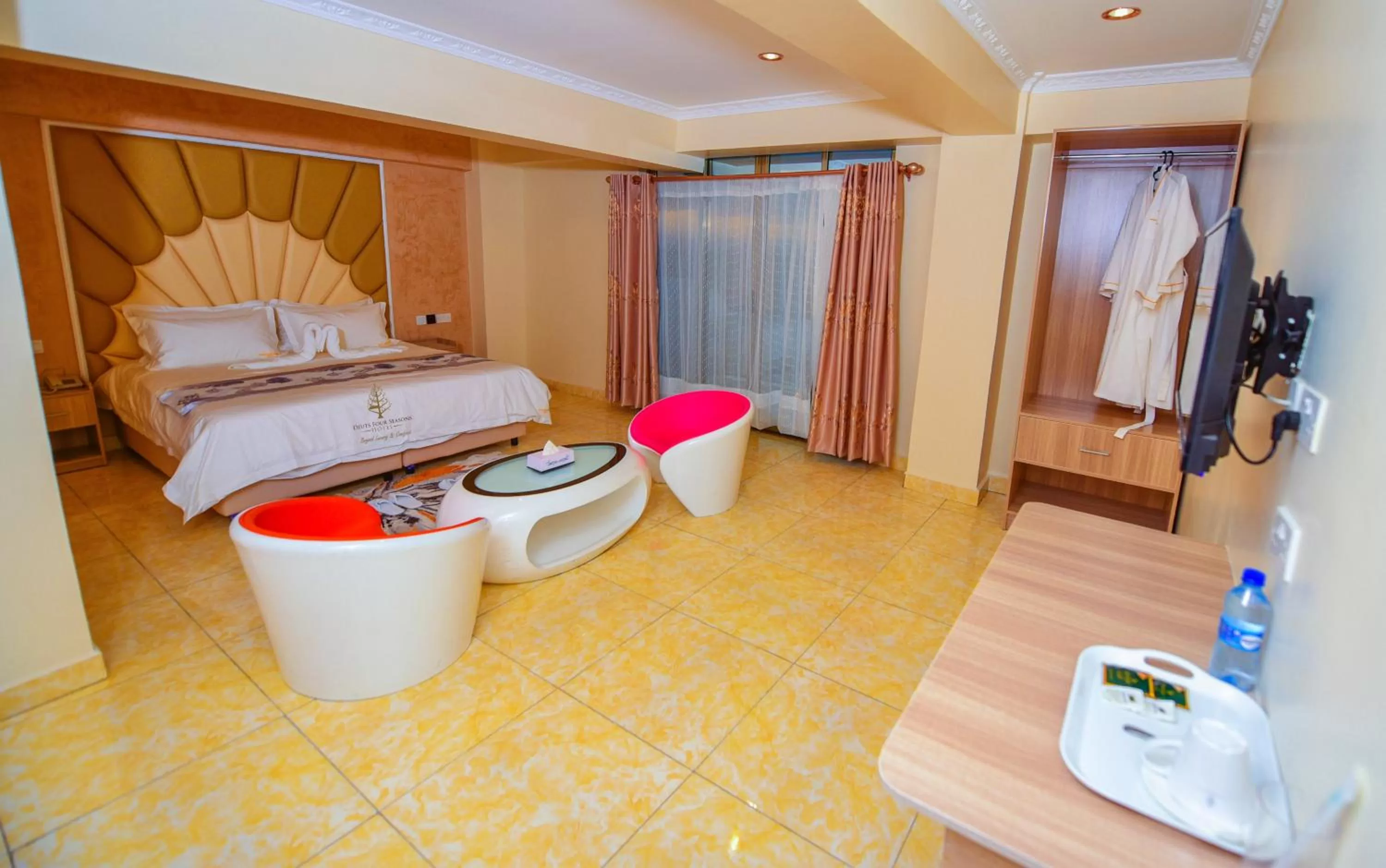 Photo of the whole room, Bed in Deuts Four Seasons Hotel