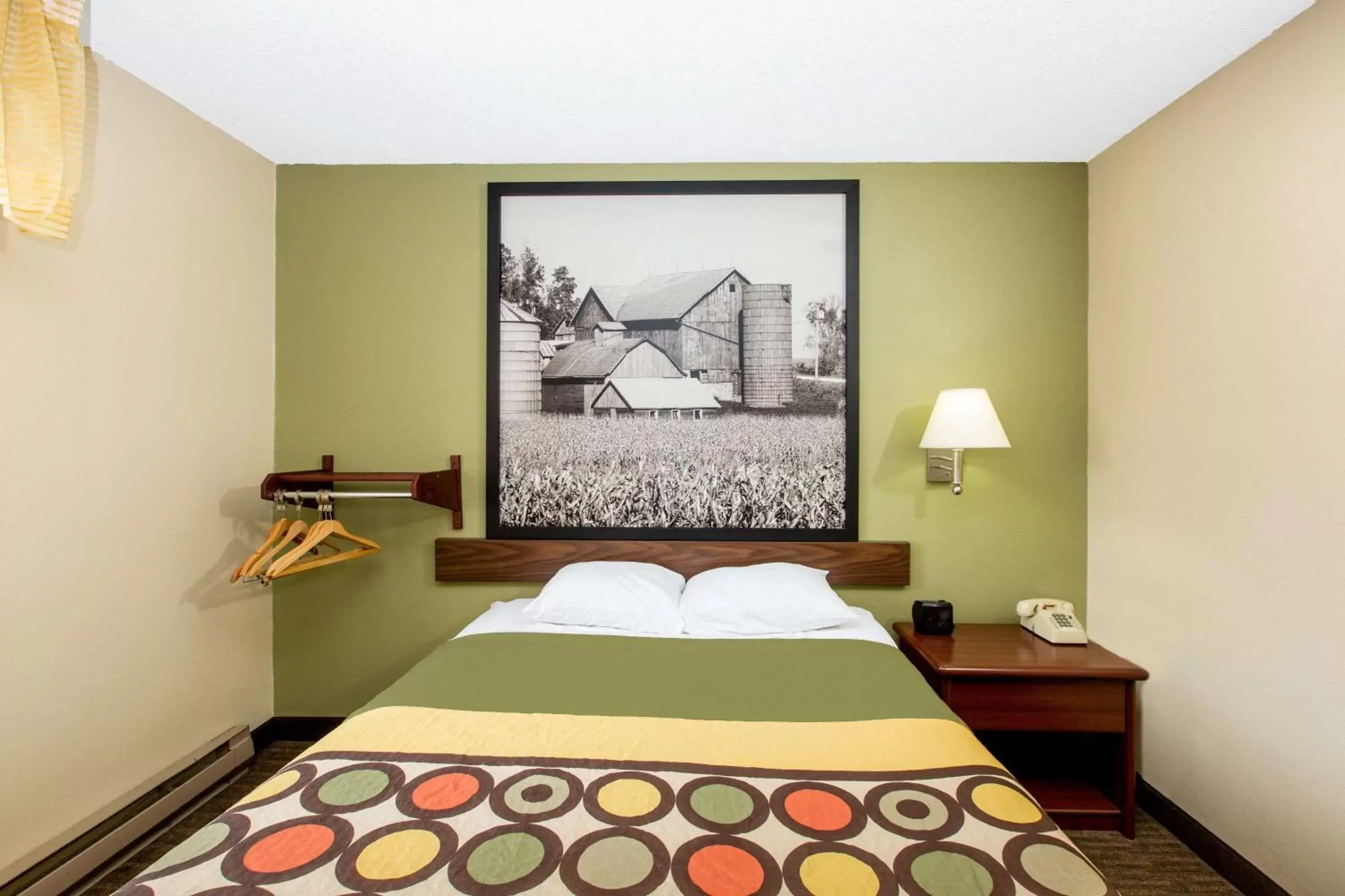 Photo of the whole room, Bed in Super 8 by Wyndham Fairmont