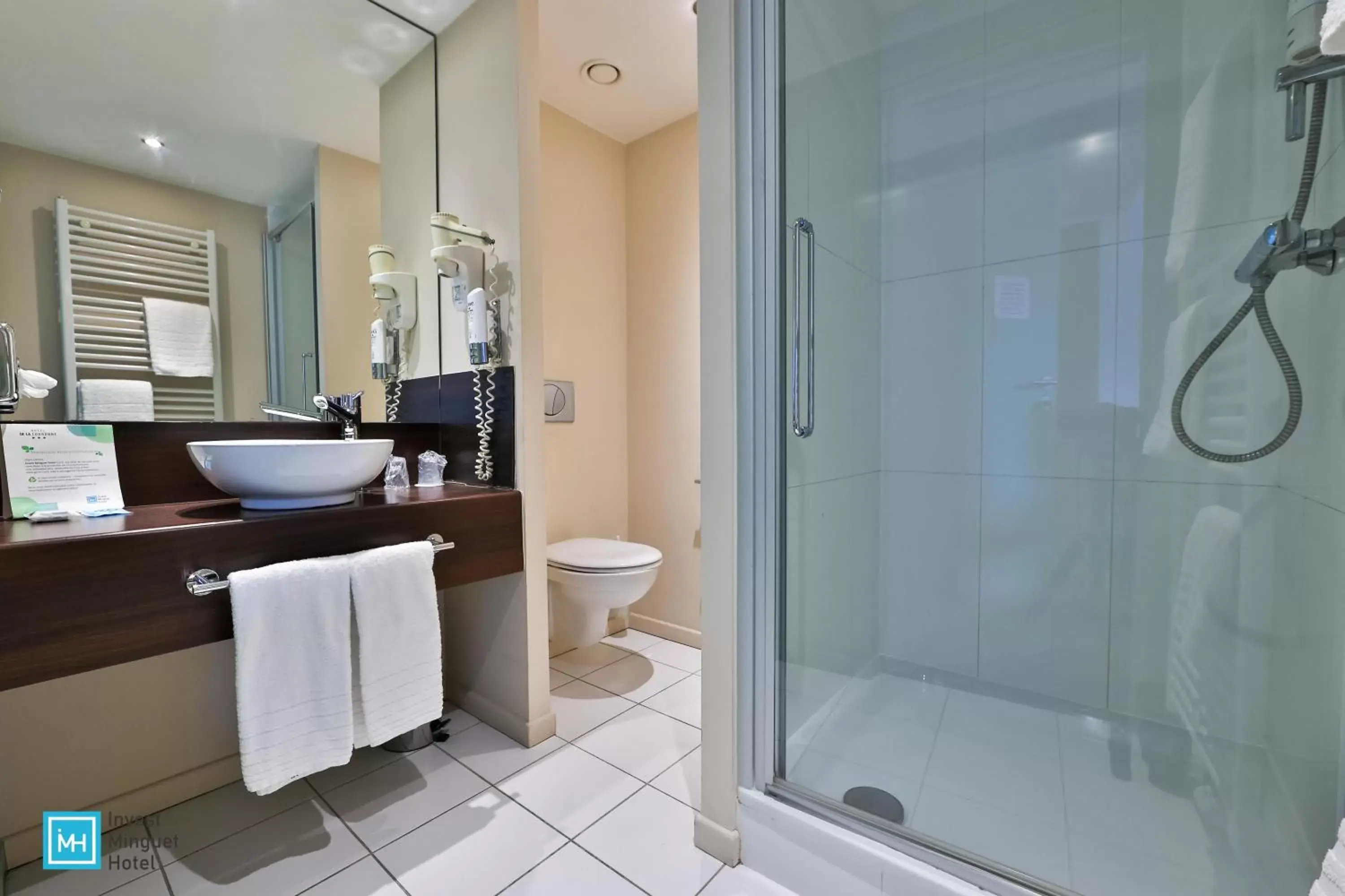 Bathroom in Hotel De La Couronne Liege