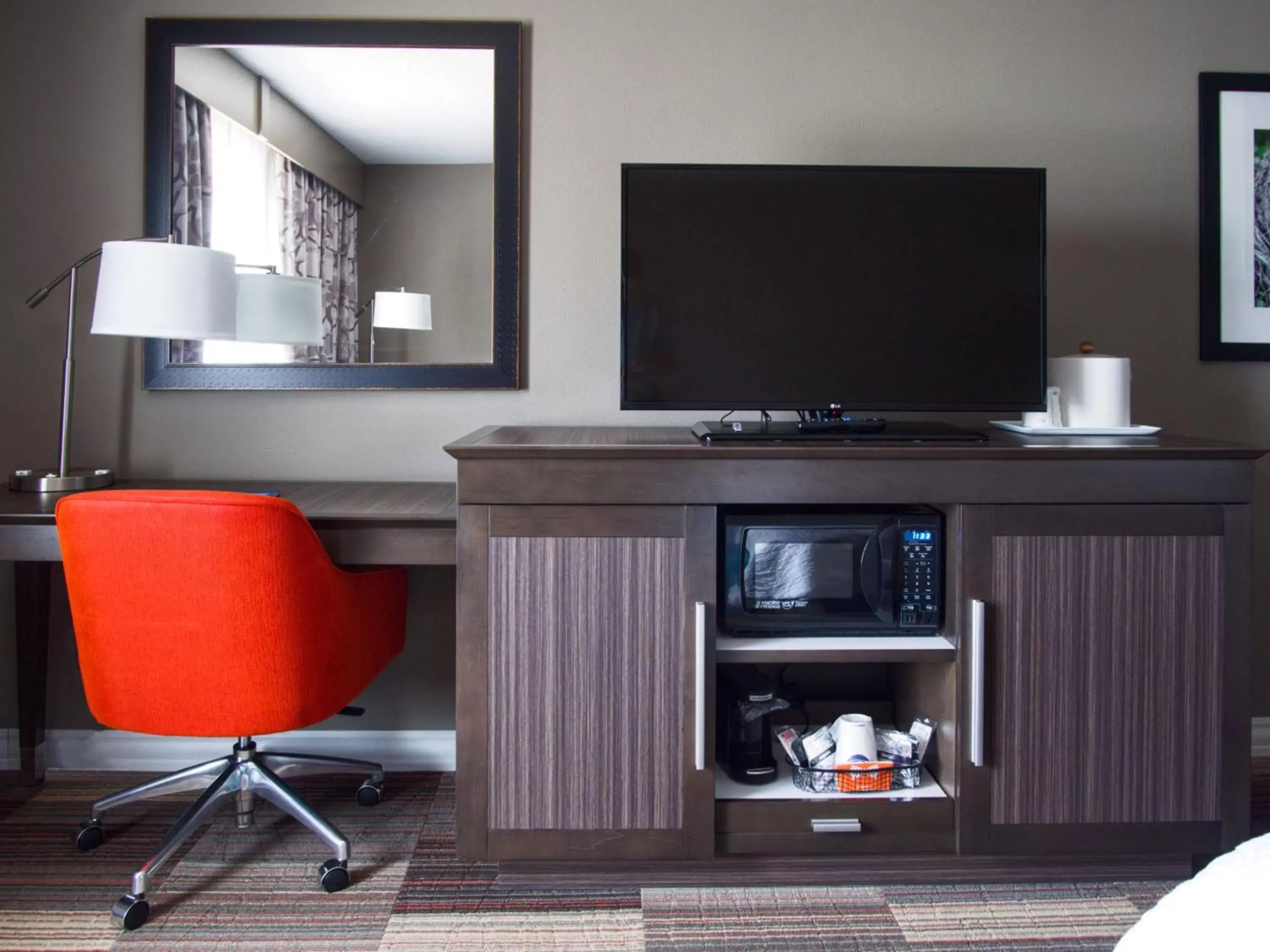 Bedroom, TV/Entertainment Center in Hampton Inn & Suites-Moore