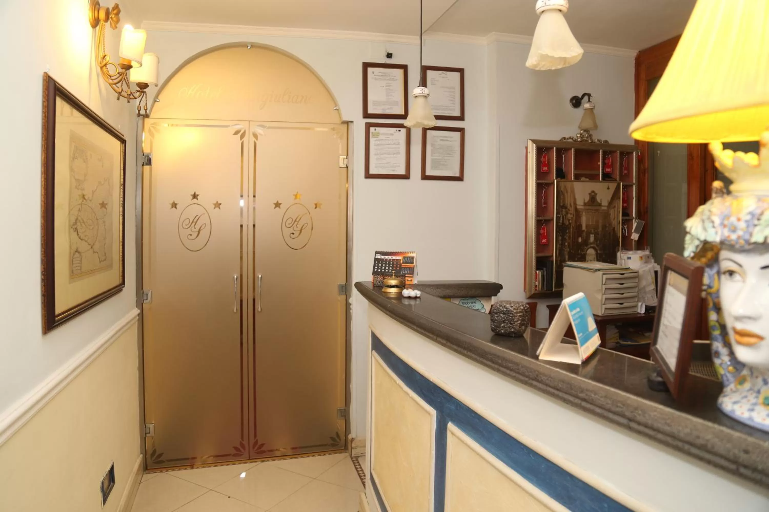 Lobby or reception in Hotel Sangiuliano 132 centro storico Catania