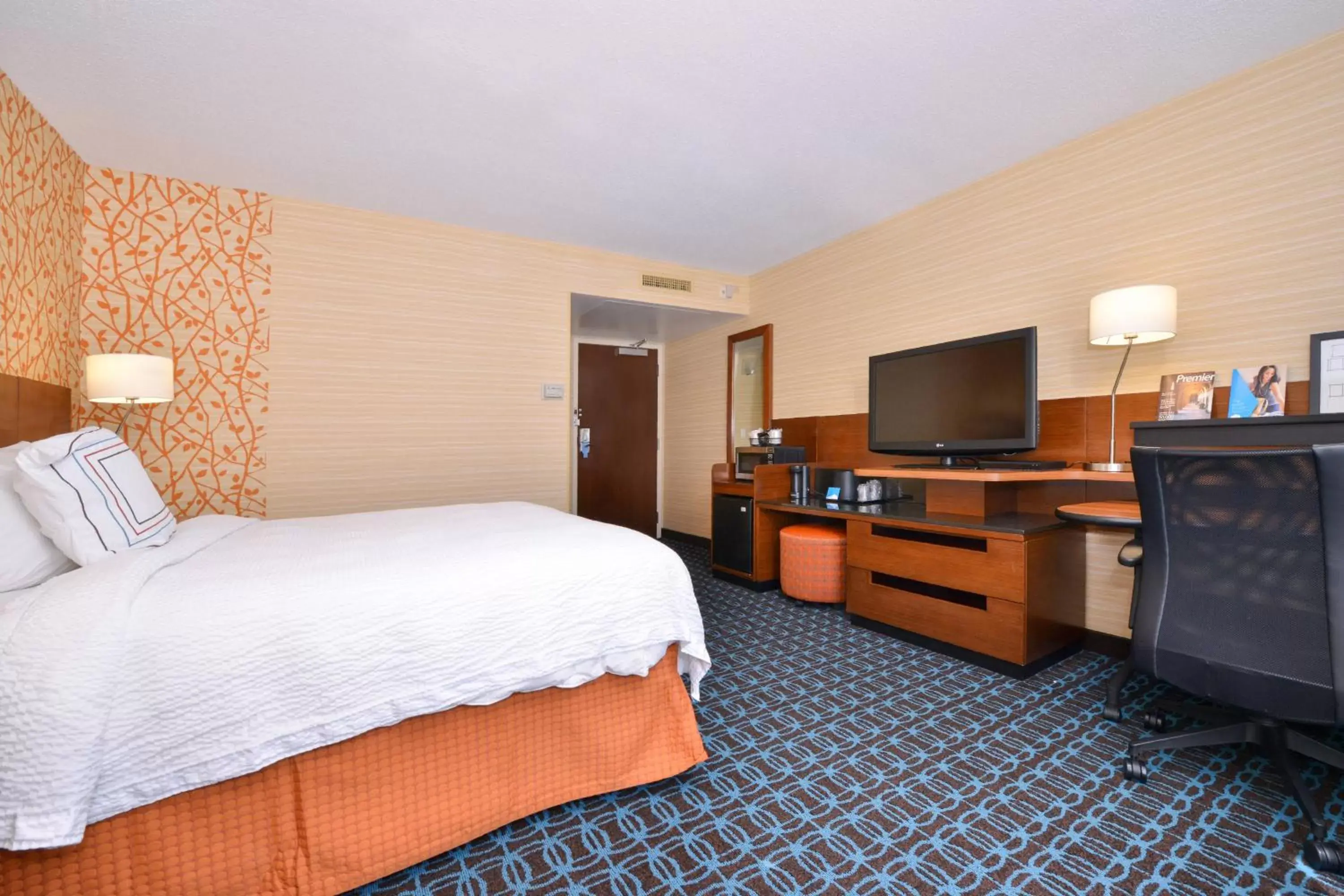 Photo of the whole room, TV/Entertainment Center in Fairfield Inn and Suites by Marriott Rochester West/Greece