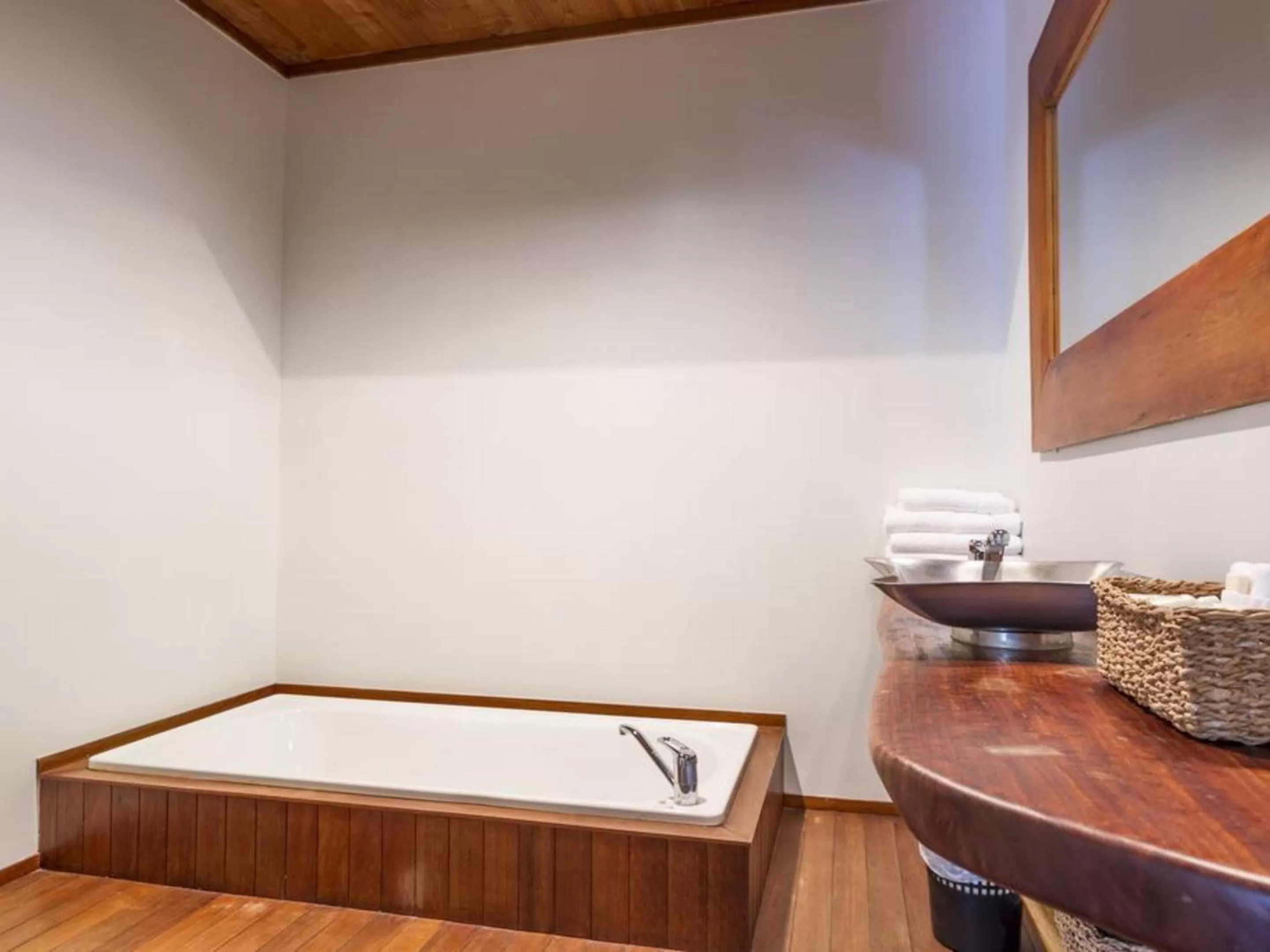 Bathroom in The Narrows Landing Hotel