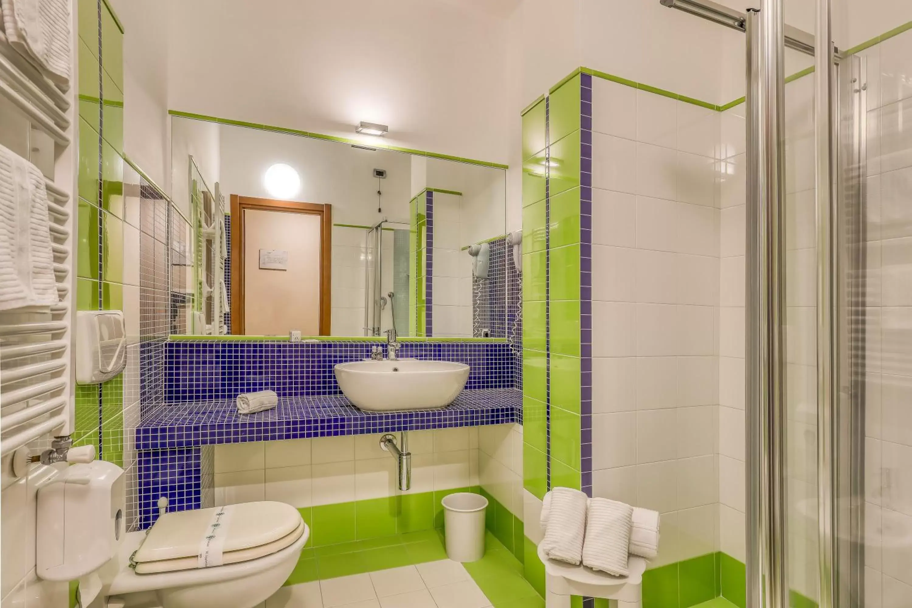 Shower, Bathroom in Hotel PentHouse