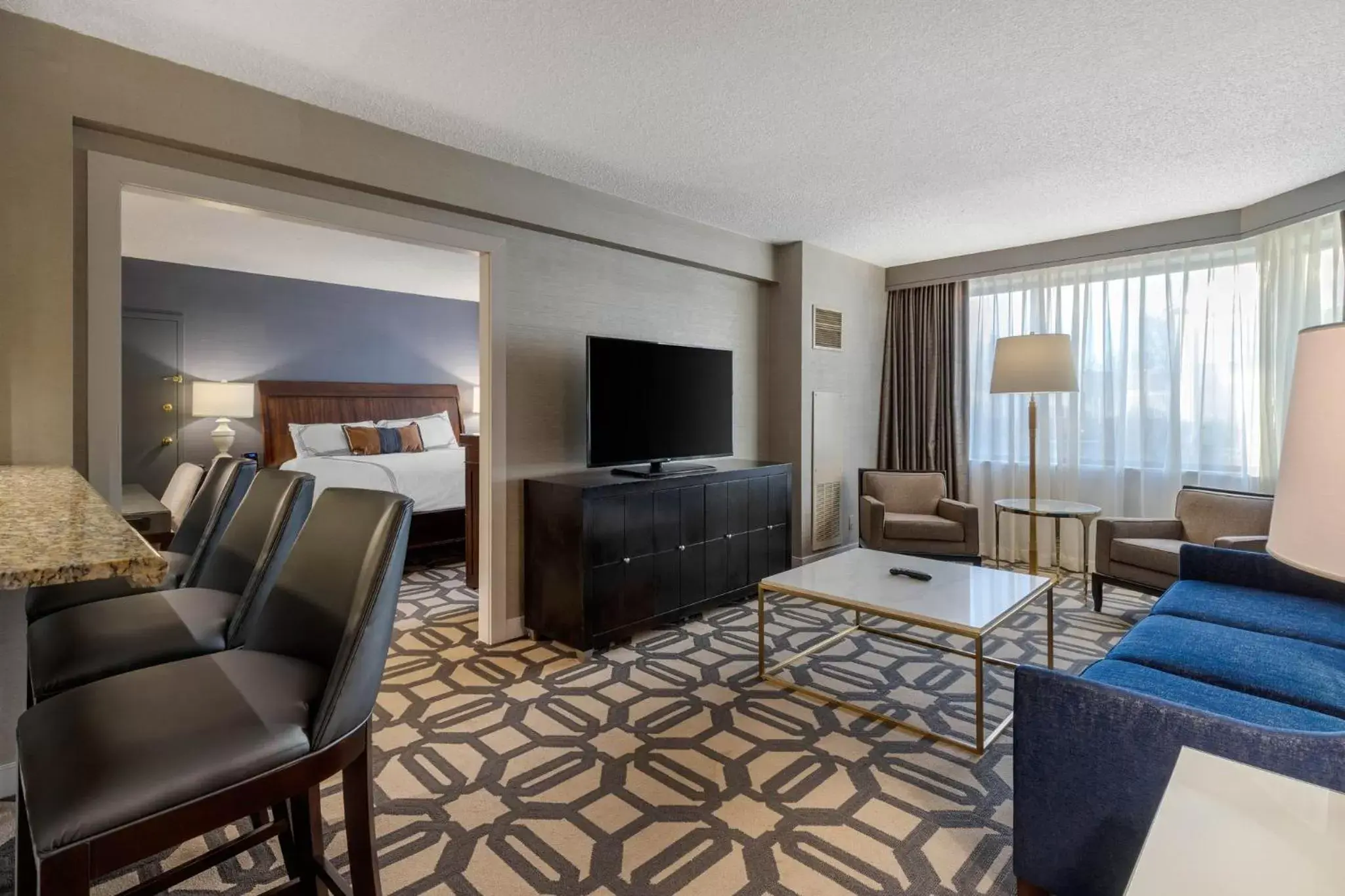 Living room, TV/Entertainment Center in Omni Richmond Hotel