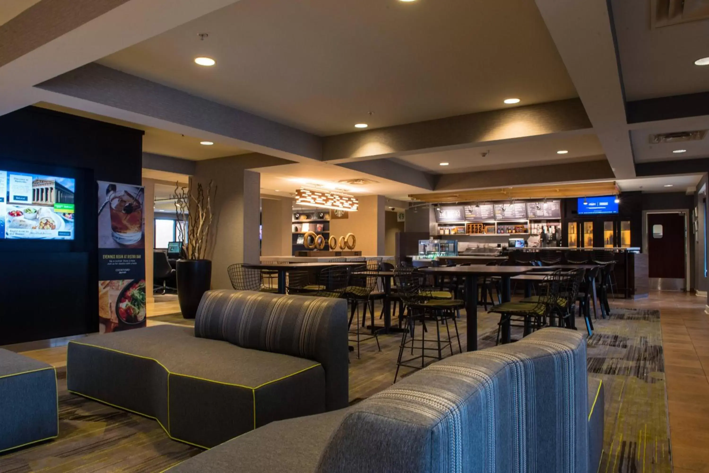 Lobby or reception, Lounge/Bar in Courtyard by Marriott Nashville at Opryland
