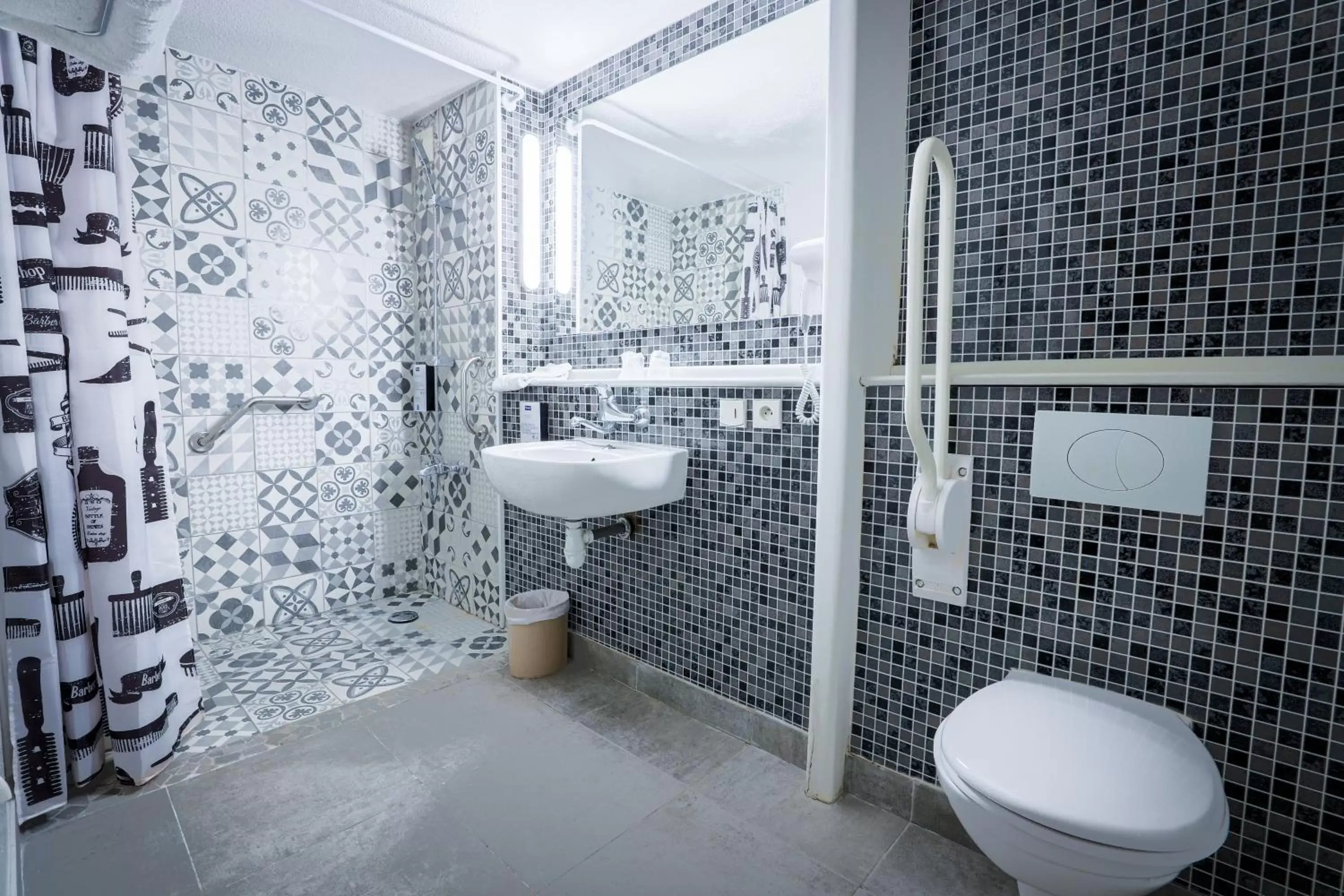 Bathroom in Kyriad Valenciennes Sud - Rouvignies