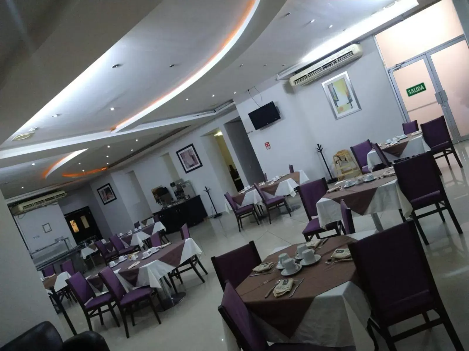 Restaurant/Places to Eat in Hotel Oasis