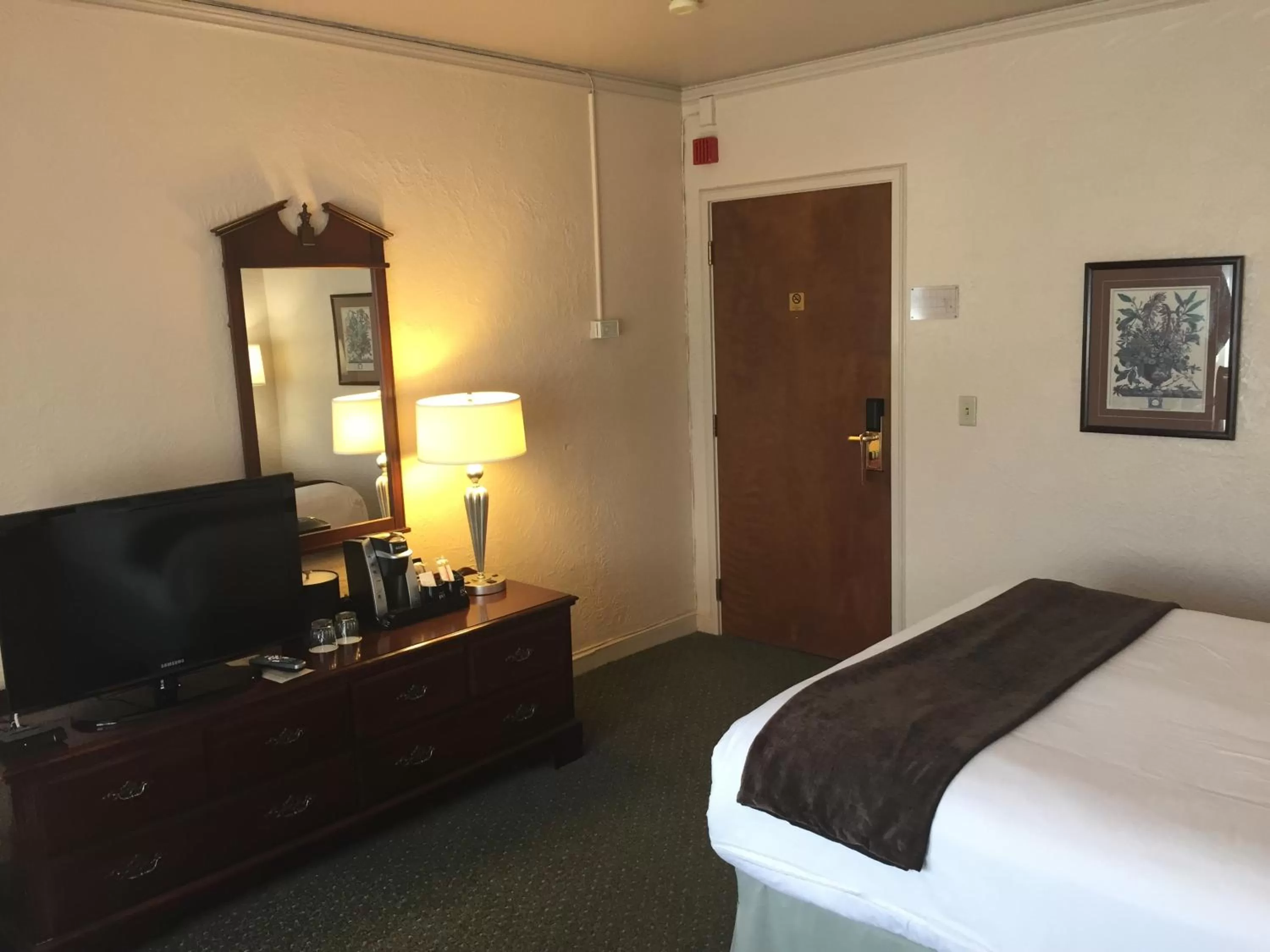 Deluxe Queen Room in The Inn at Virginia Mason