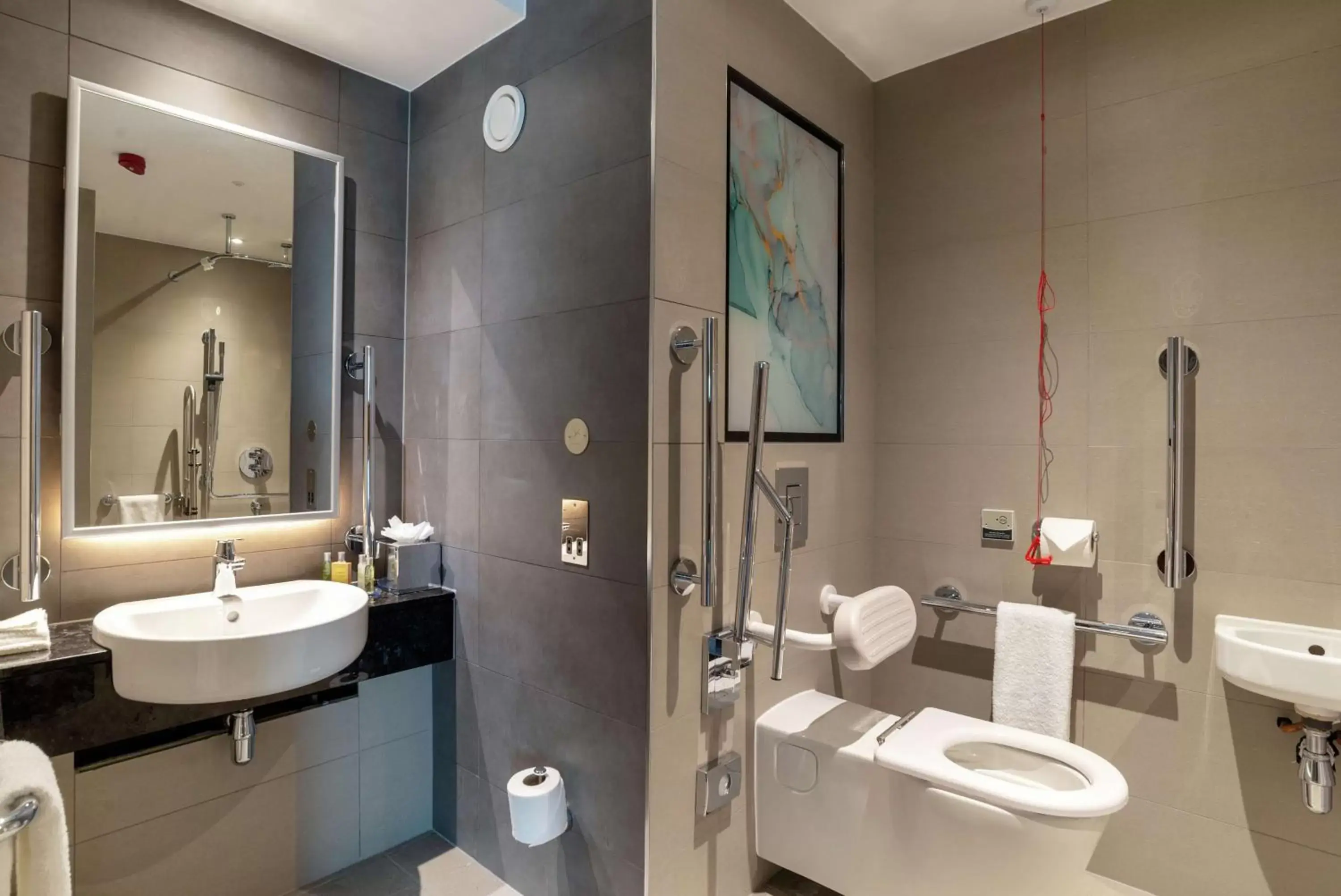 Bathroom in Hilton Garden Inn London Heathrow Terminal 2 and 3