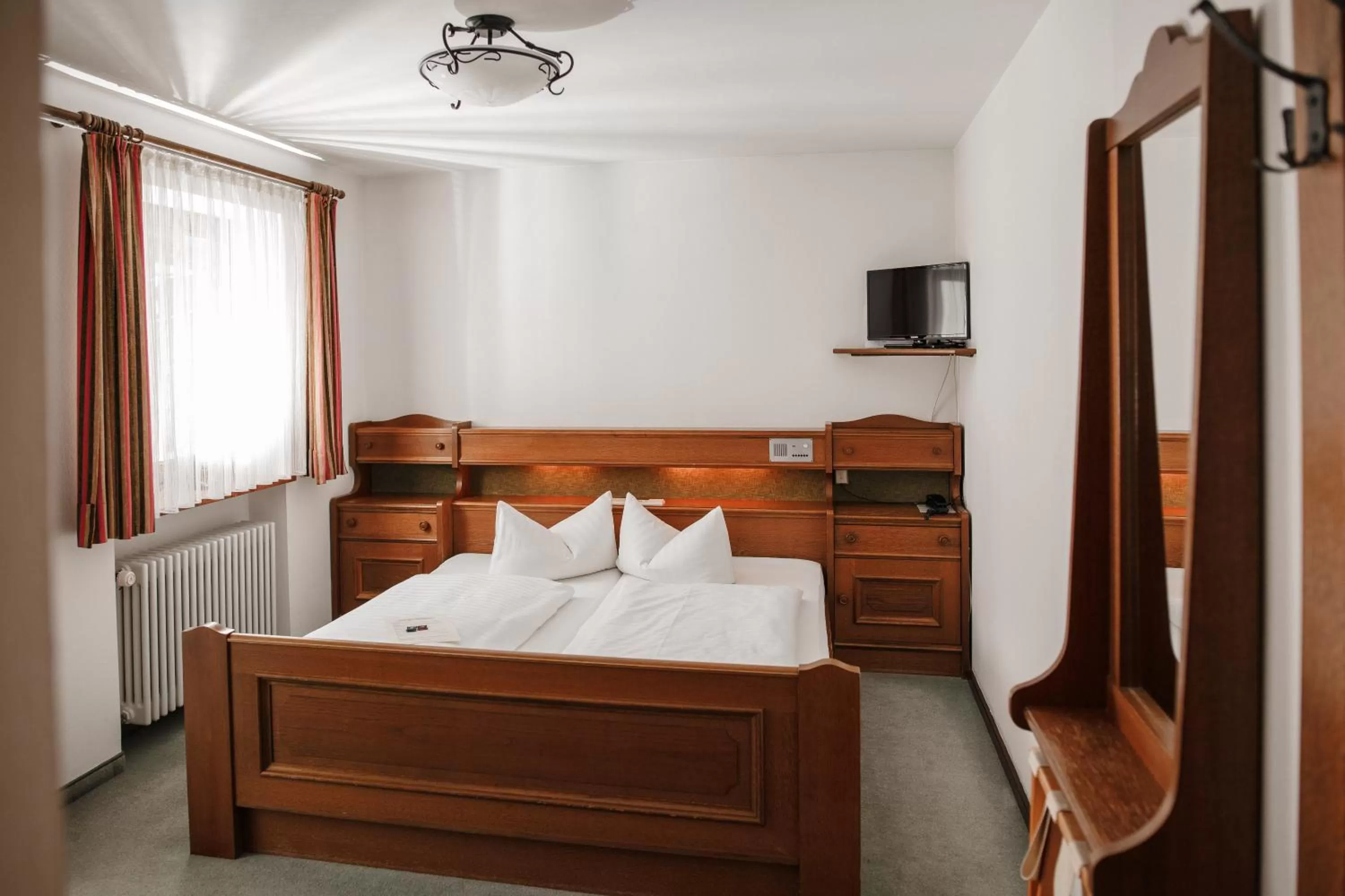 Bed in Hotel Vier Jahreszeiten