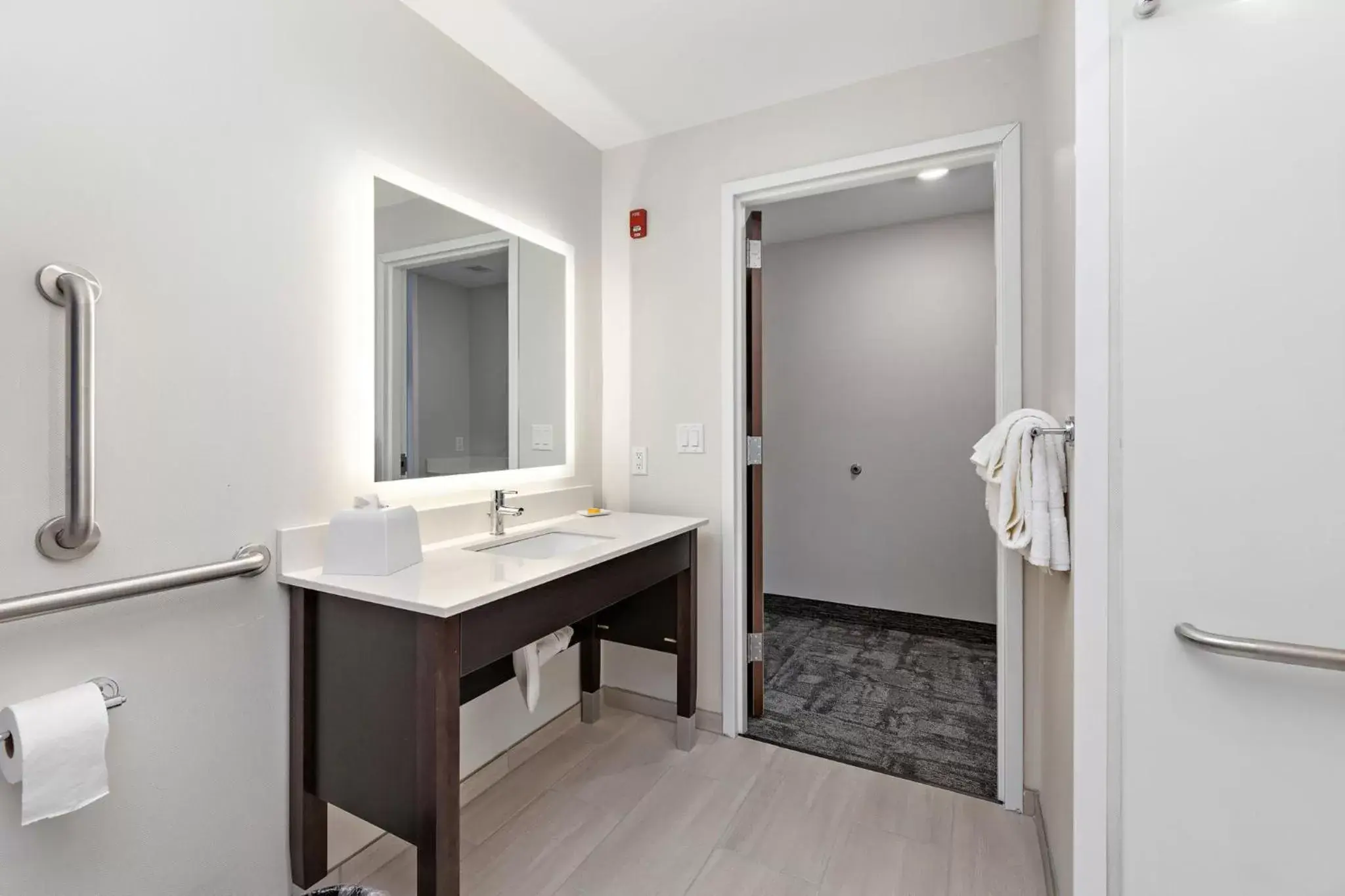 Bathroom in Holiday Inn Express Kansas City North Parkville, an IHG Hotel