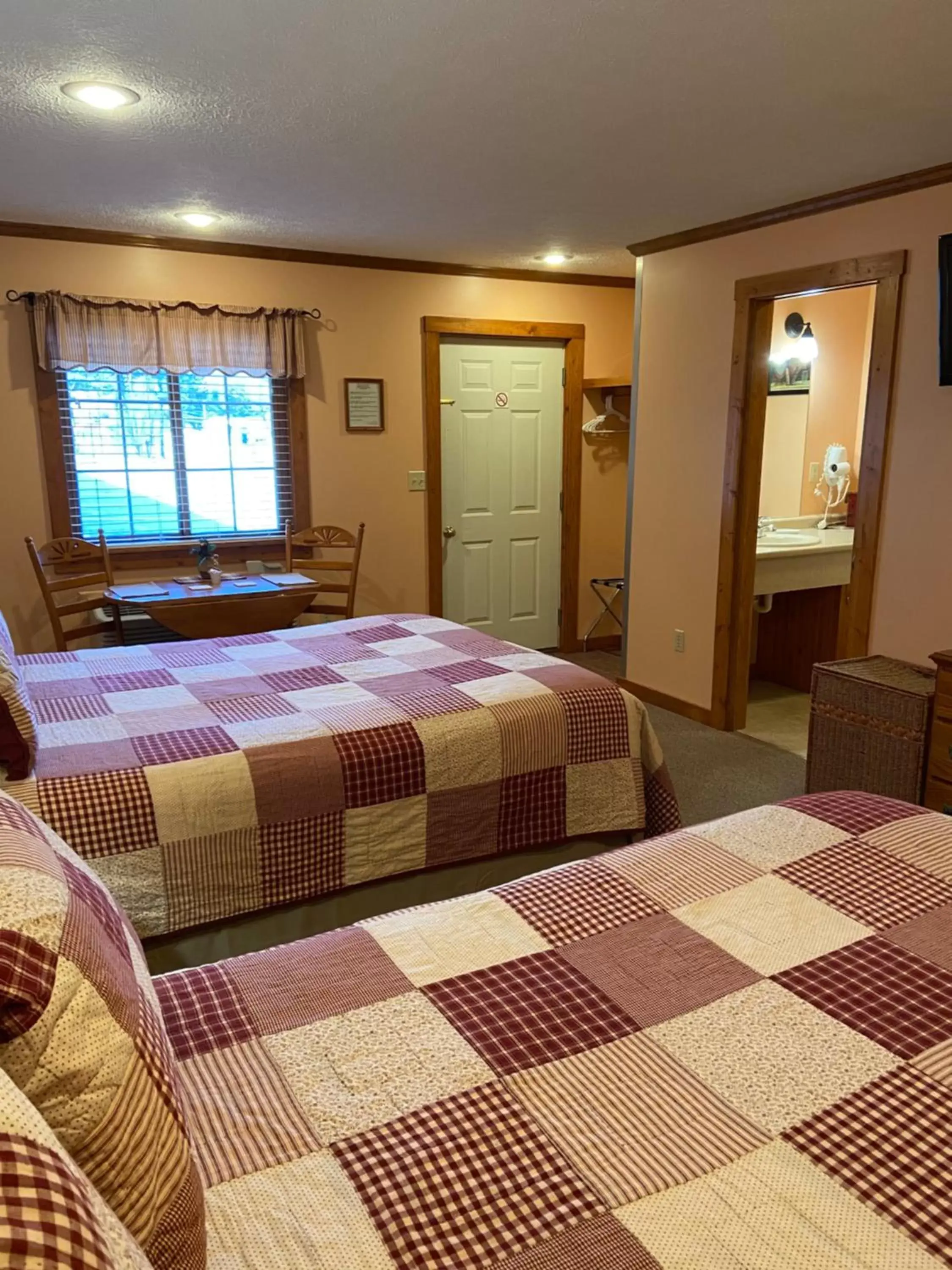 Photo of the whole room, Bed in The Garrett Inn