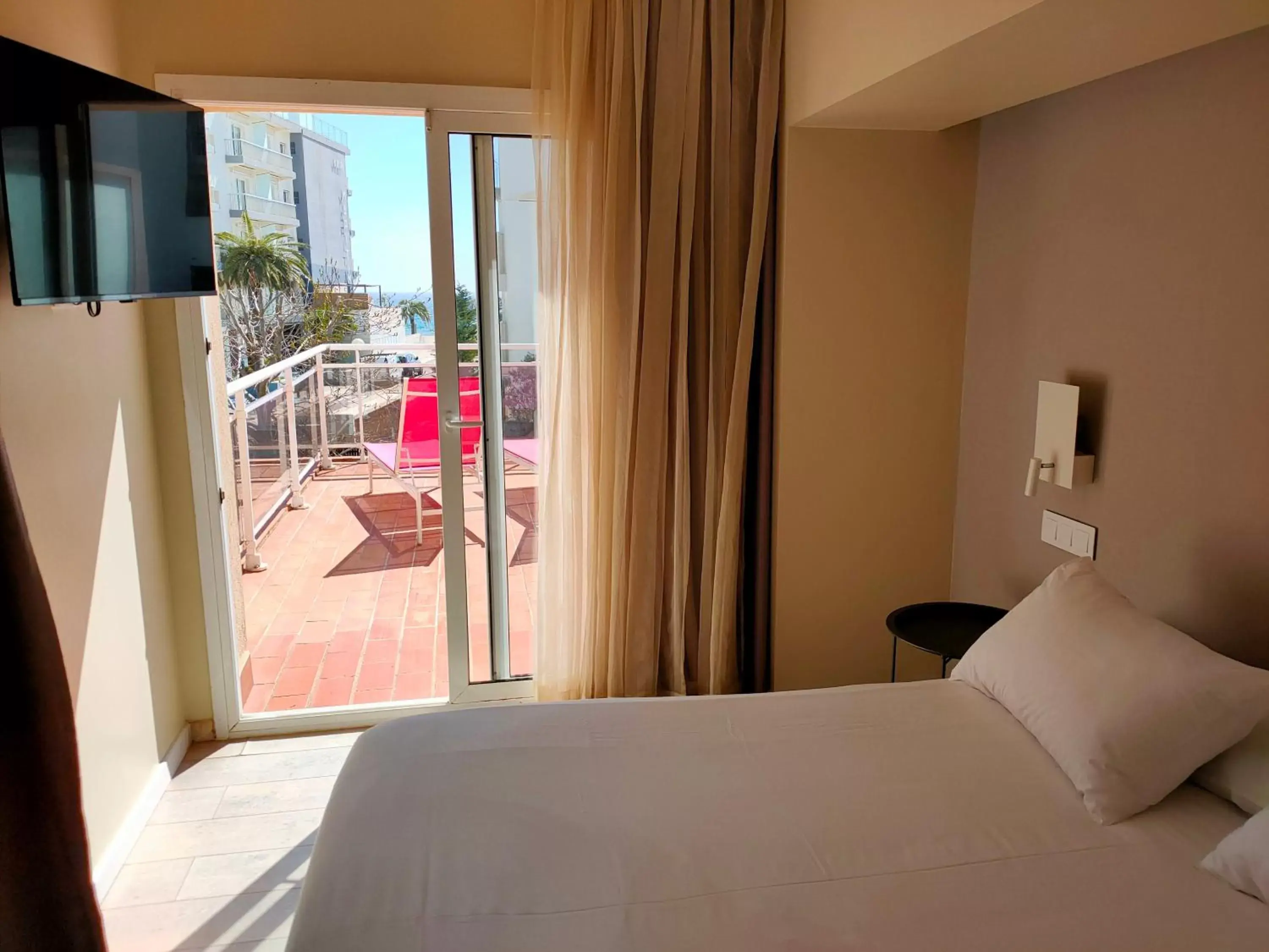 Balcony/Terrace, Bed in HOTEL & APARTAMENTS THALASSA Sport & Spa
