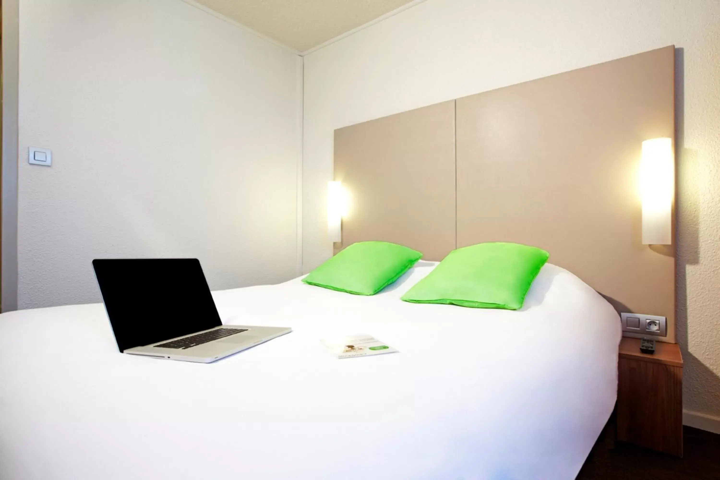 Bedroom, Bed in Campanile Paris Ouest - Nanterre - La Défense