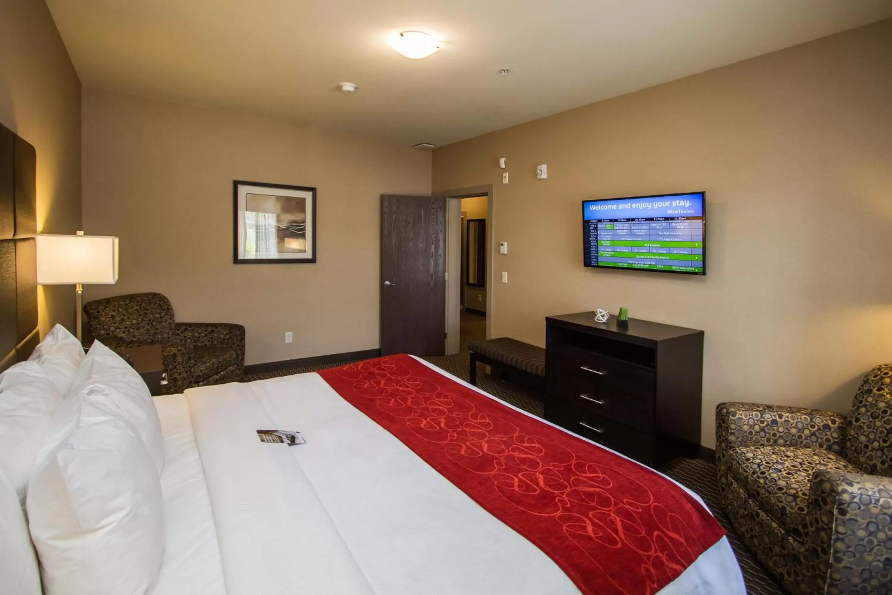 Photo of the whole room, Bed in Comfort Suites Kelowna