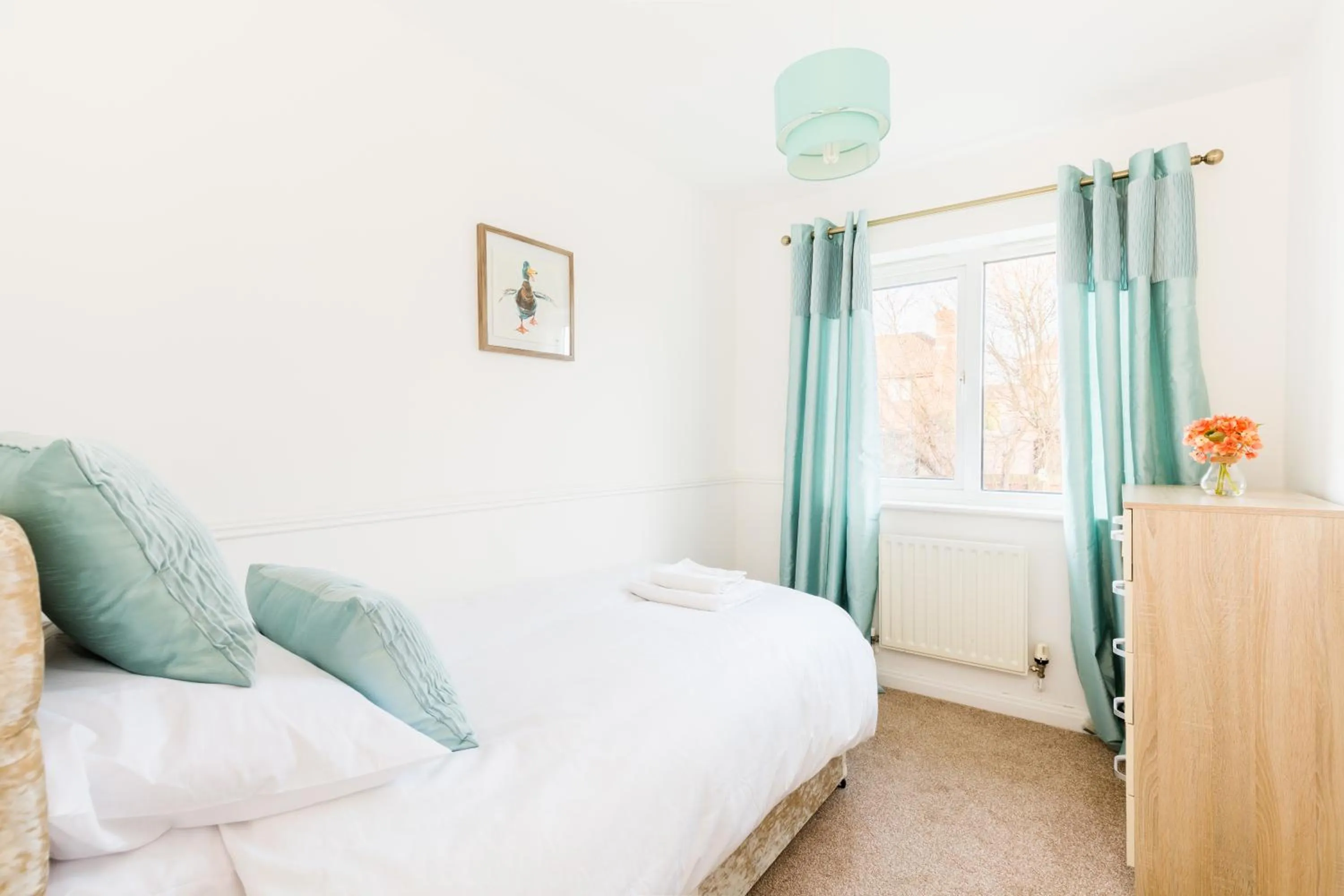 Bedroom, Bed in Drayton Manor House FREE parking