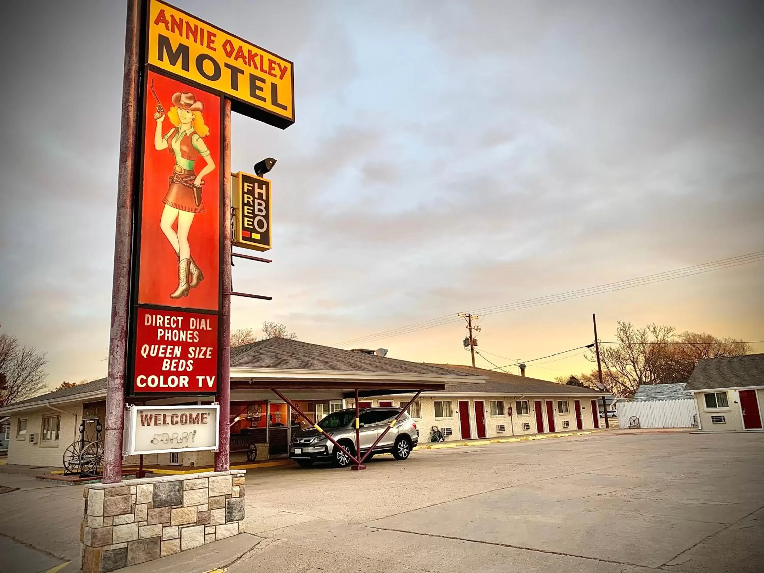 Property Building in Annie Oakley Motel Oakley