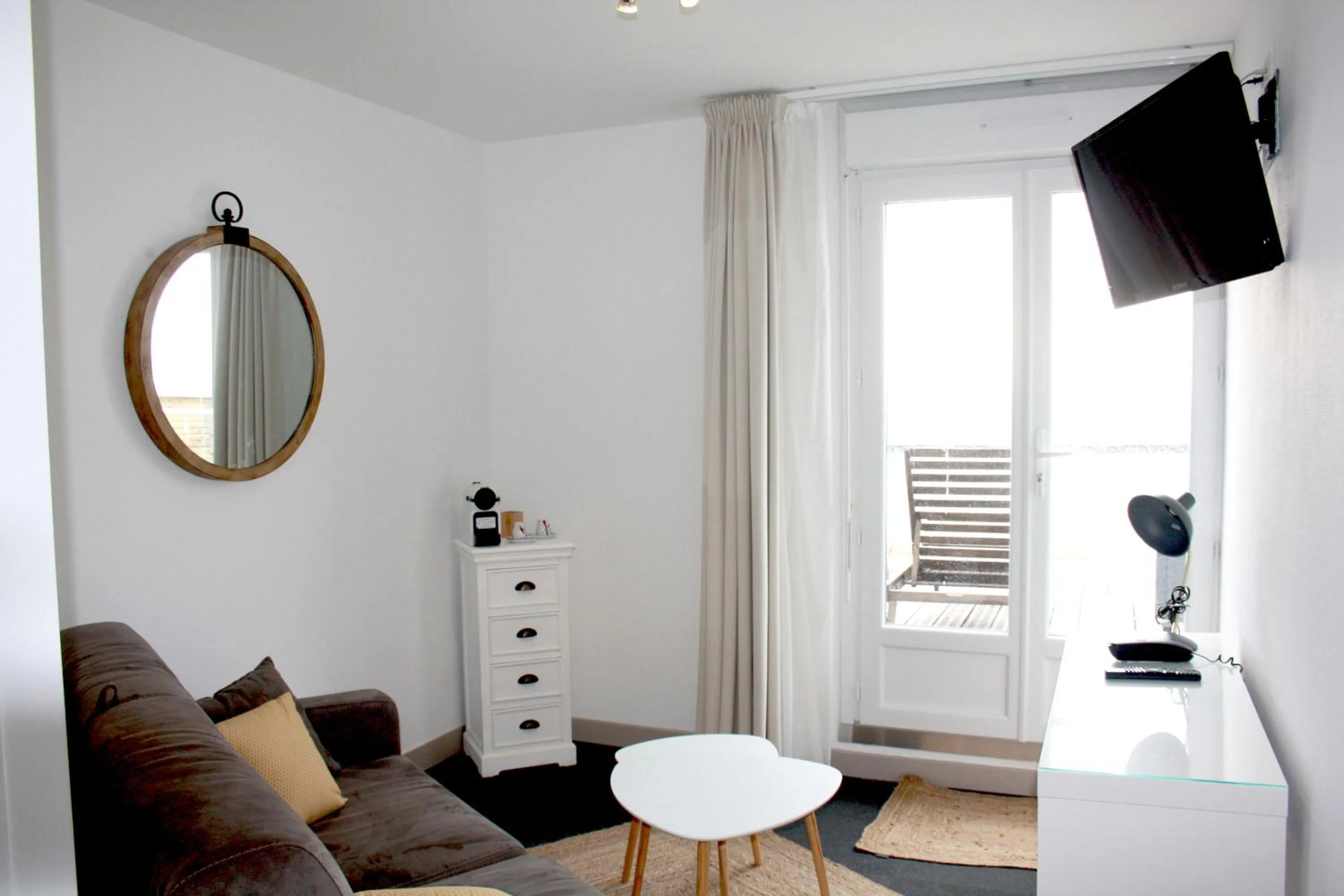 Communal lounge/ TV room in Logis Hôtel Sea View