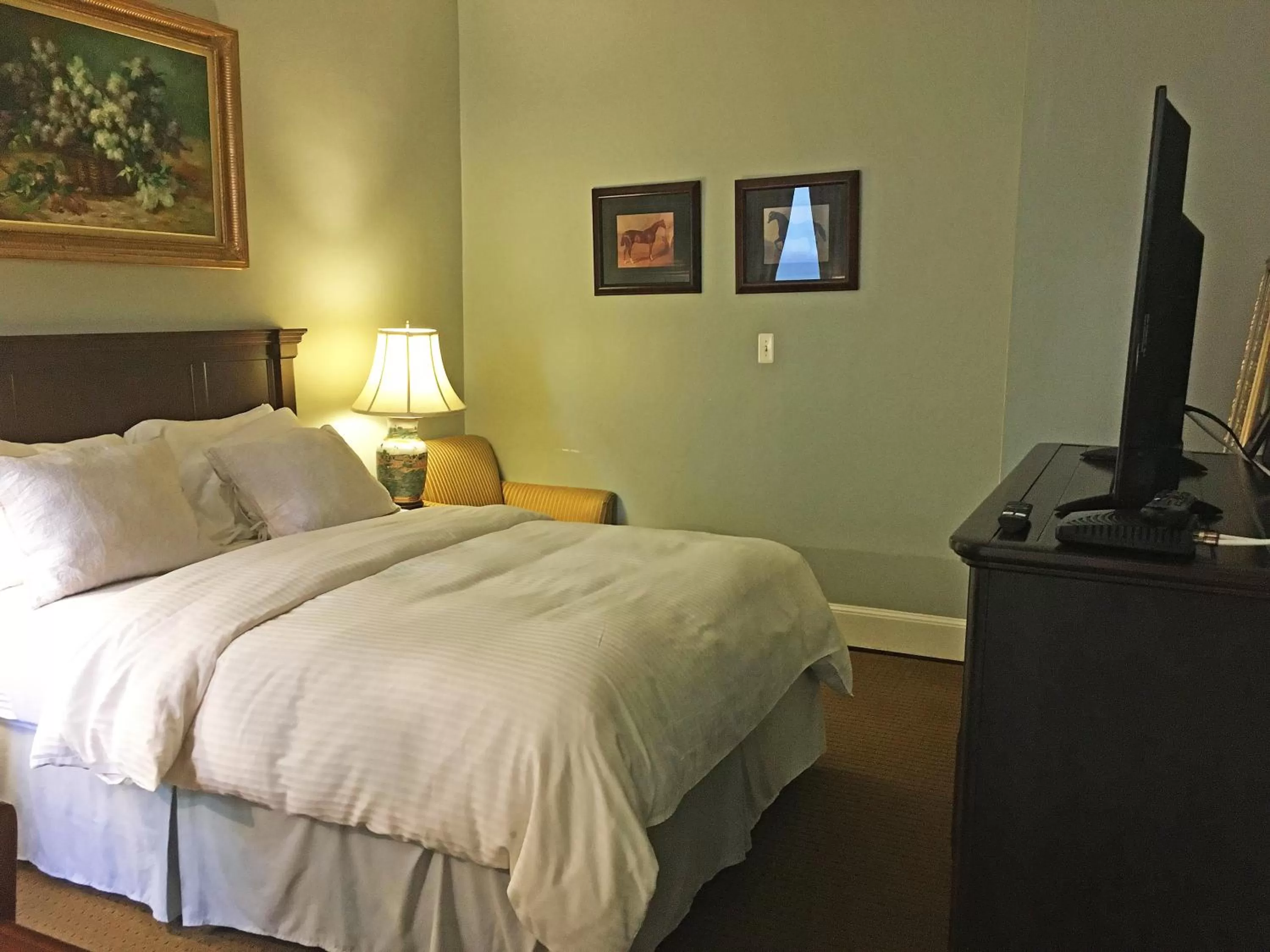 Bed in Morris House Hotel