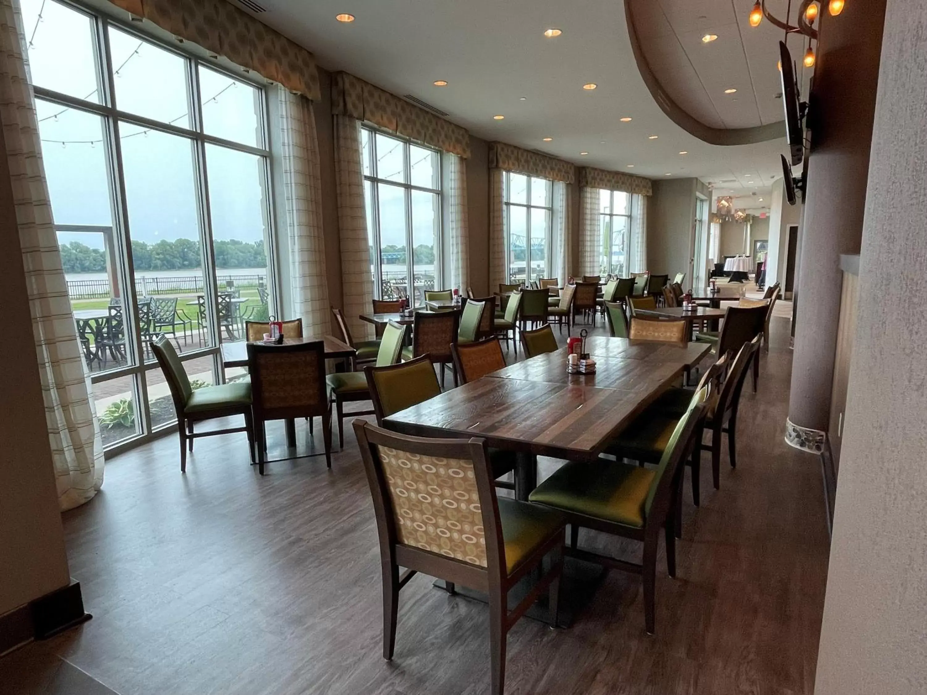 Restaurant/Places to Eat in Holiday Inn Owensboro Riverfront, an IHG Hotel