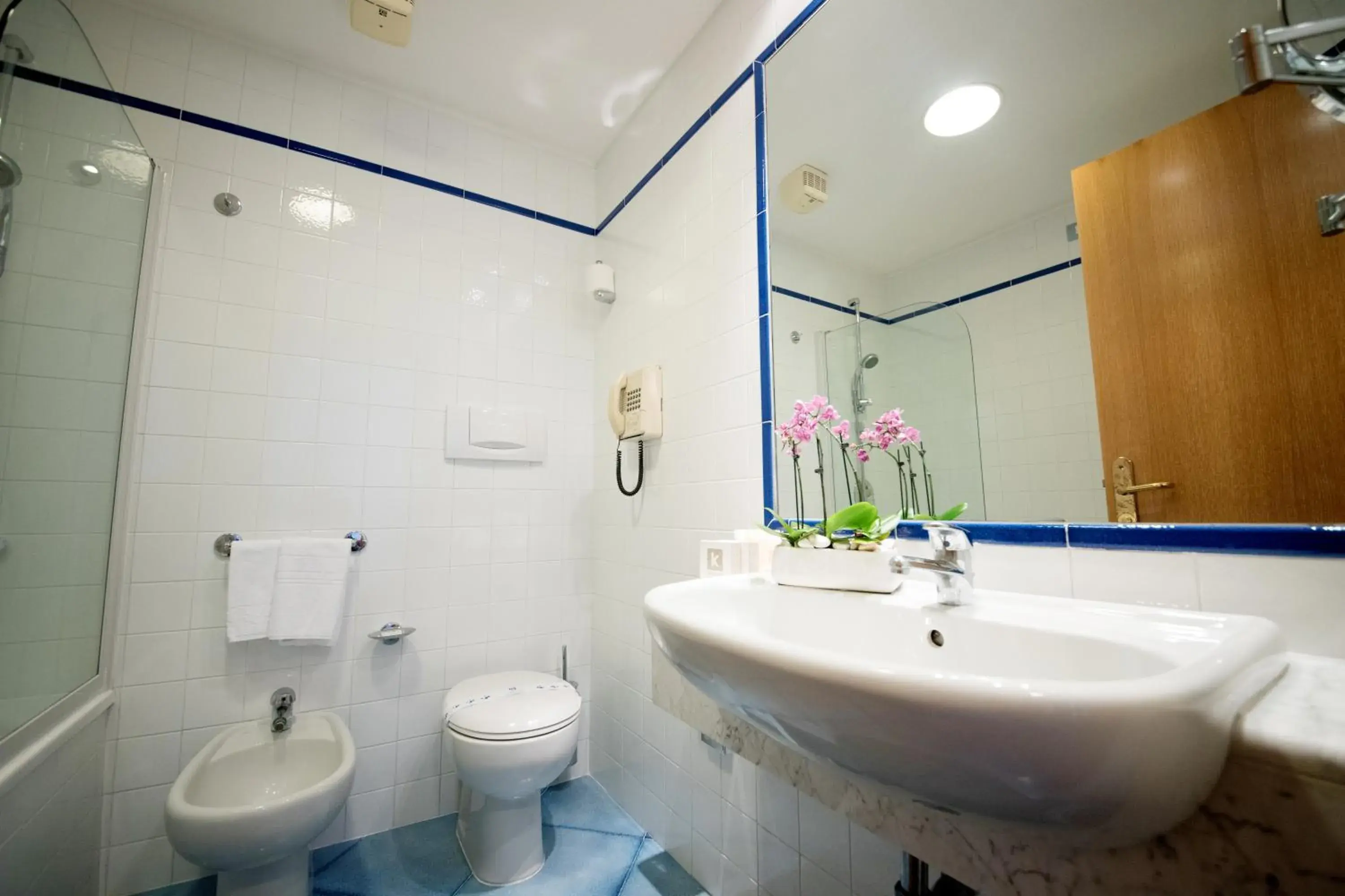 Double or Twin Room with Sea View in Hotel Oasi Di Kufra Double or Twin Room with Sea View in Hotel Oasi Di Kufra