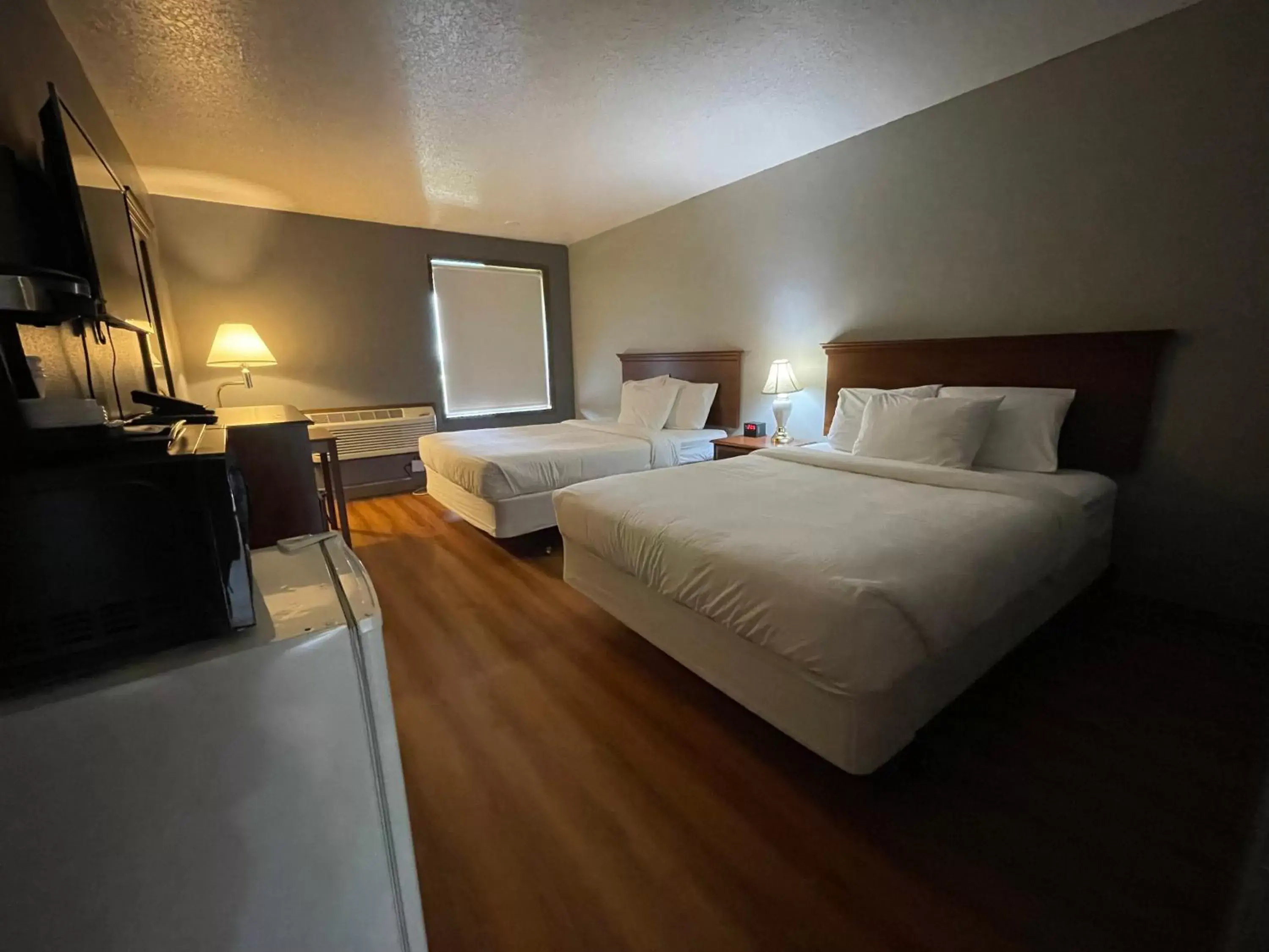 Bed in Sunnyside Inn and Suites