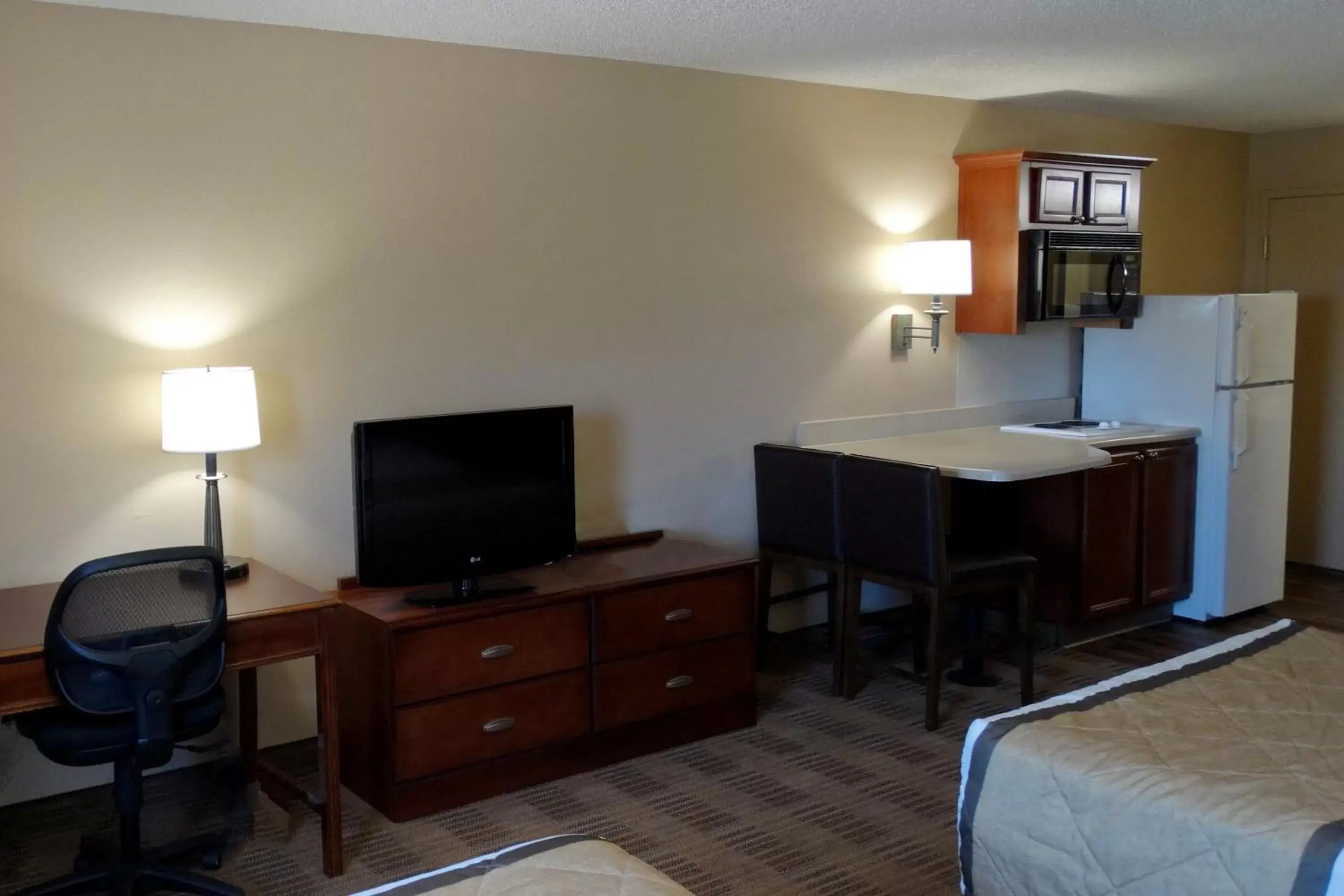 Bed, TV/Entertainment Center in Extended Stay America Suites - Dallas - Richardson
