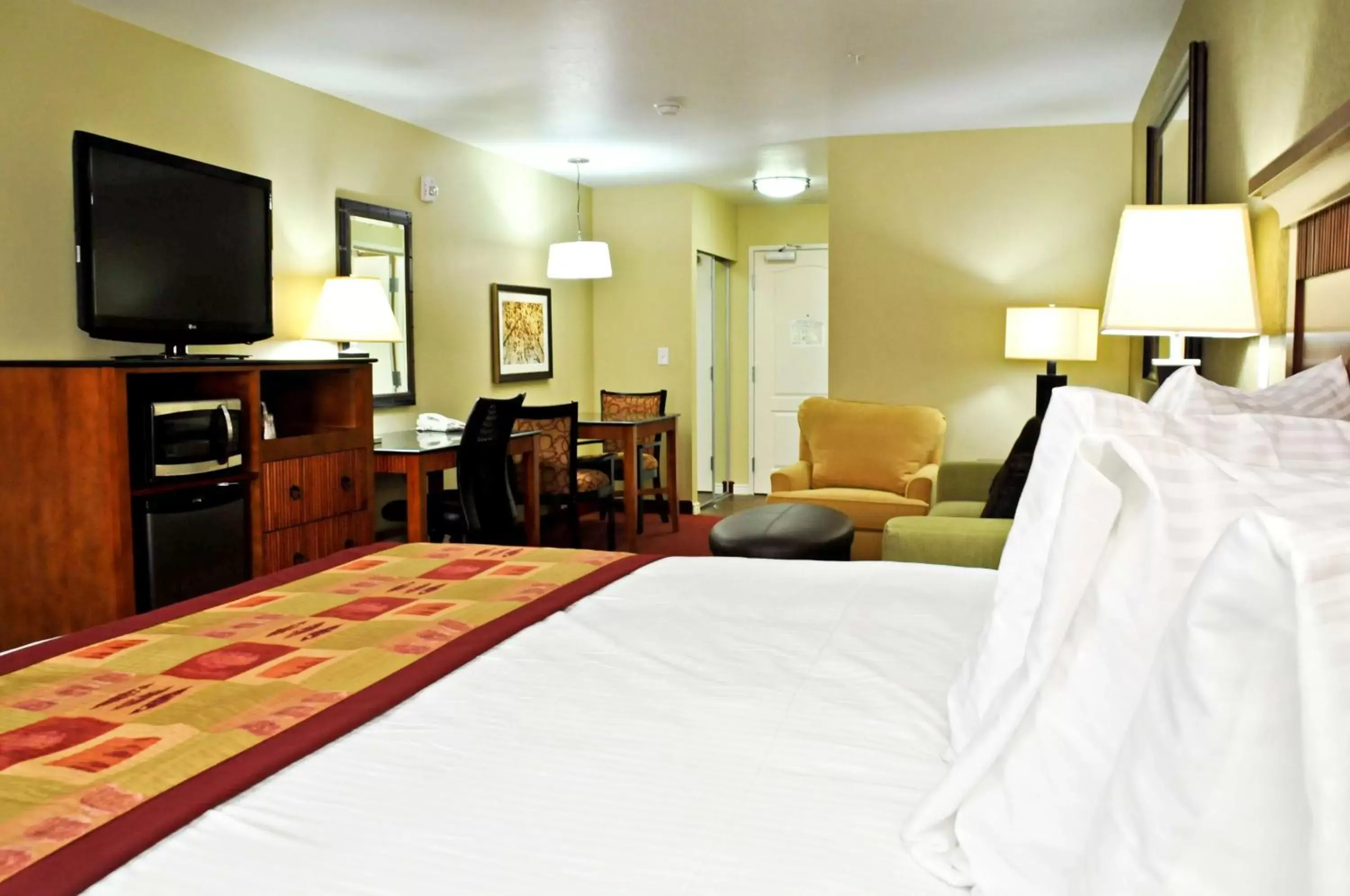 Photo of the whole room, Bed in Best Western Plus Layton Park Hotel