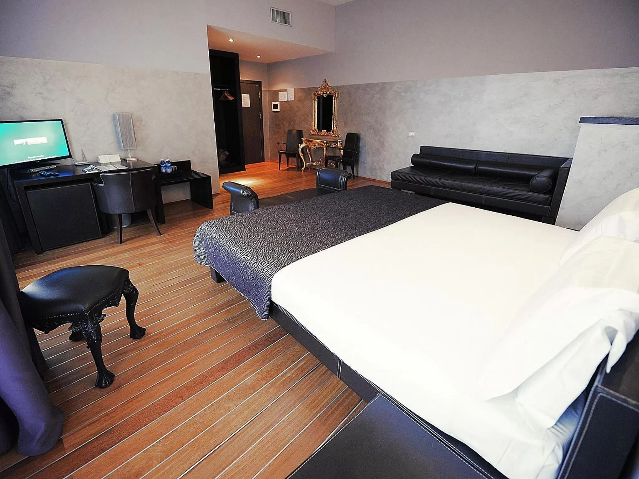 Photo of the whole room, Bed in Borghese Palace Art Hotel