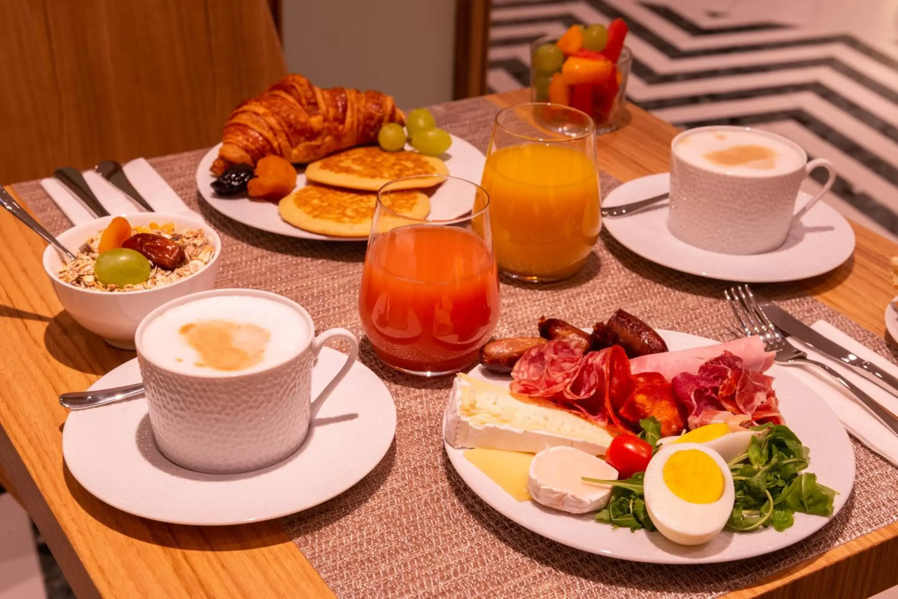 Breakfast in Hotel Yllen Eiffel