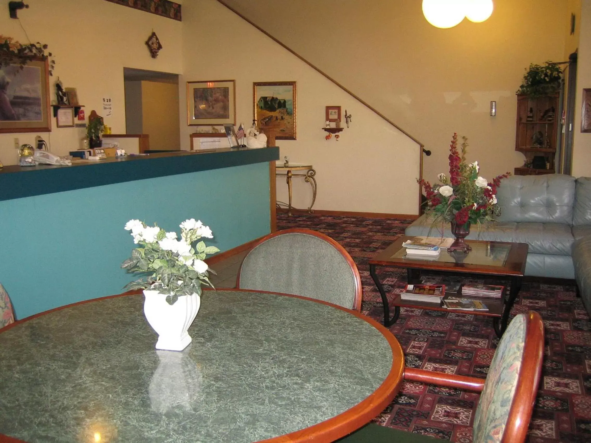 Lobby or reception, Restaurant/Places to Eat in Knights Inn Litchfield