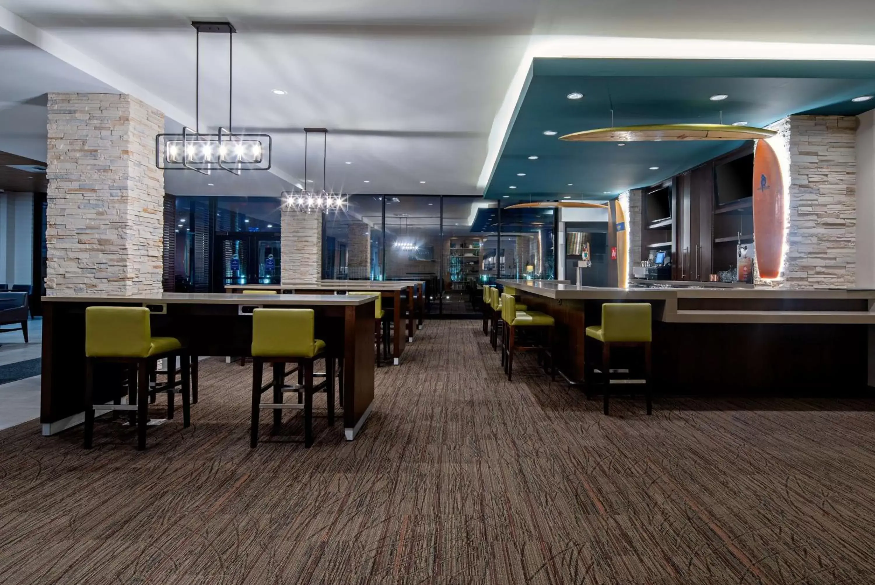 Lounge or bar, Restaurant/Places to Eat in SunCoast Hotel Anaheim, Tapestry Collection by Hilton