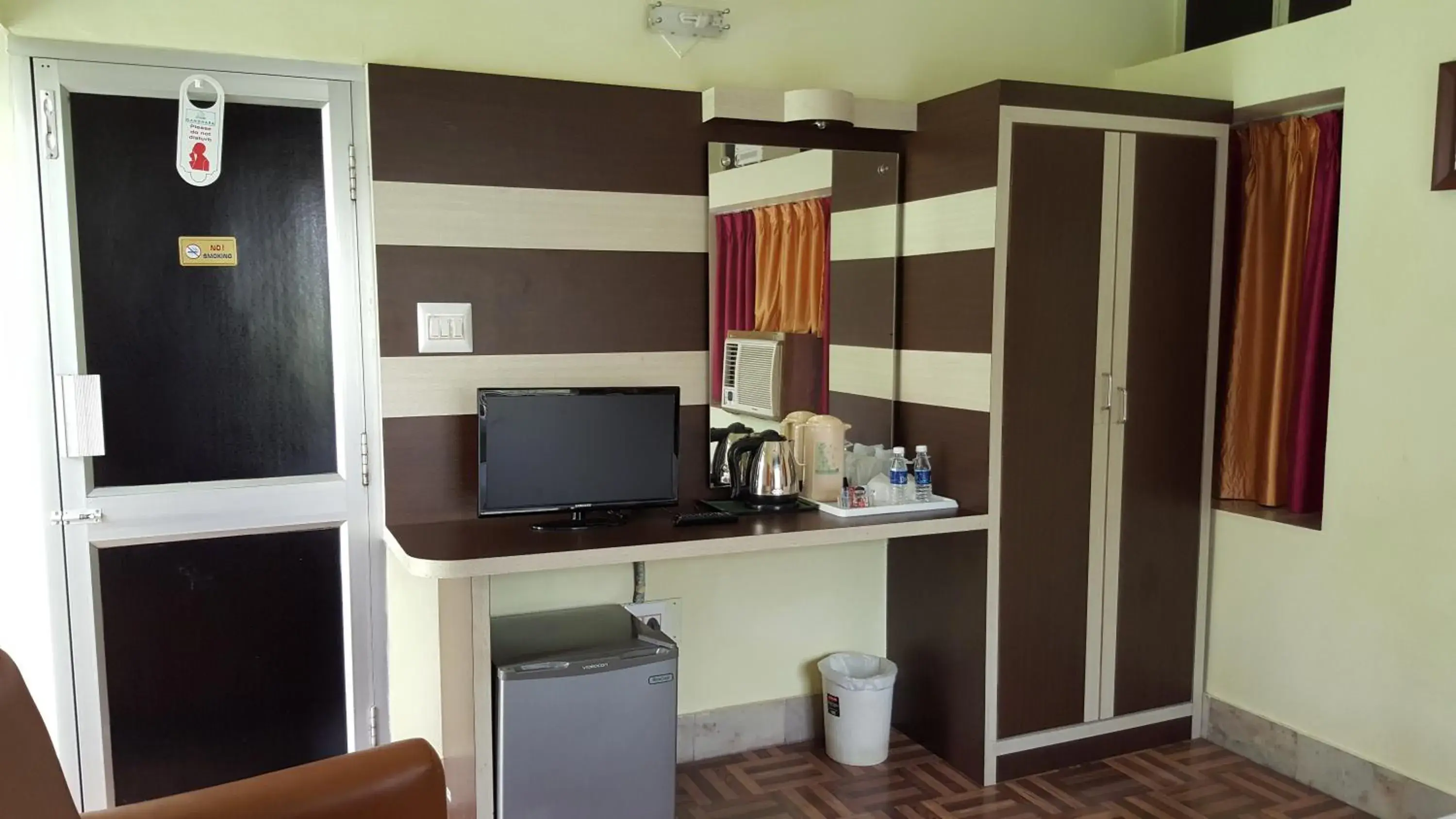 Coffee/tea facilities, TV/Entertainment Center in Gandhara Hotel