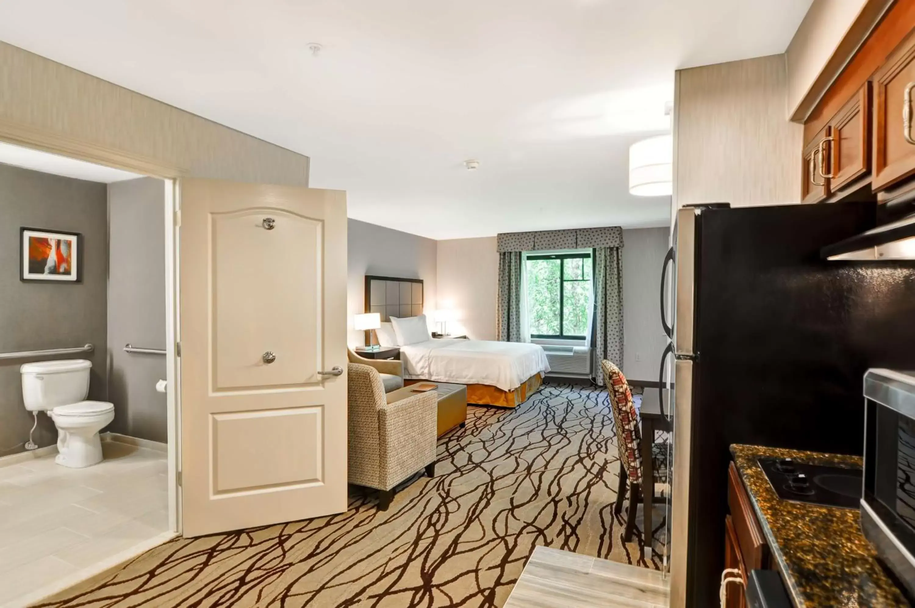 Bed, Kitchen/Kitchenette in Homewood Suites by Hilton Boston Cambridge-Arlington, MA