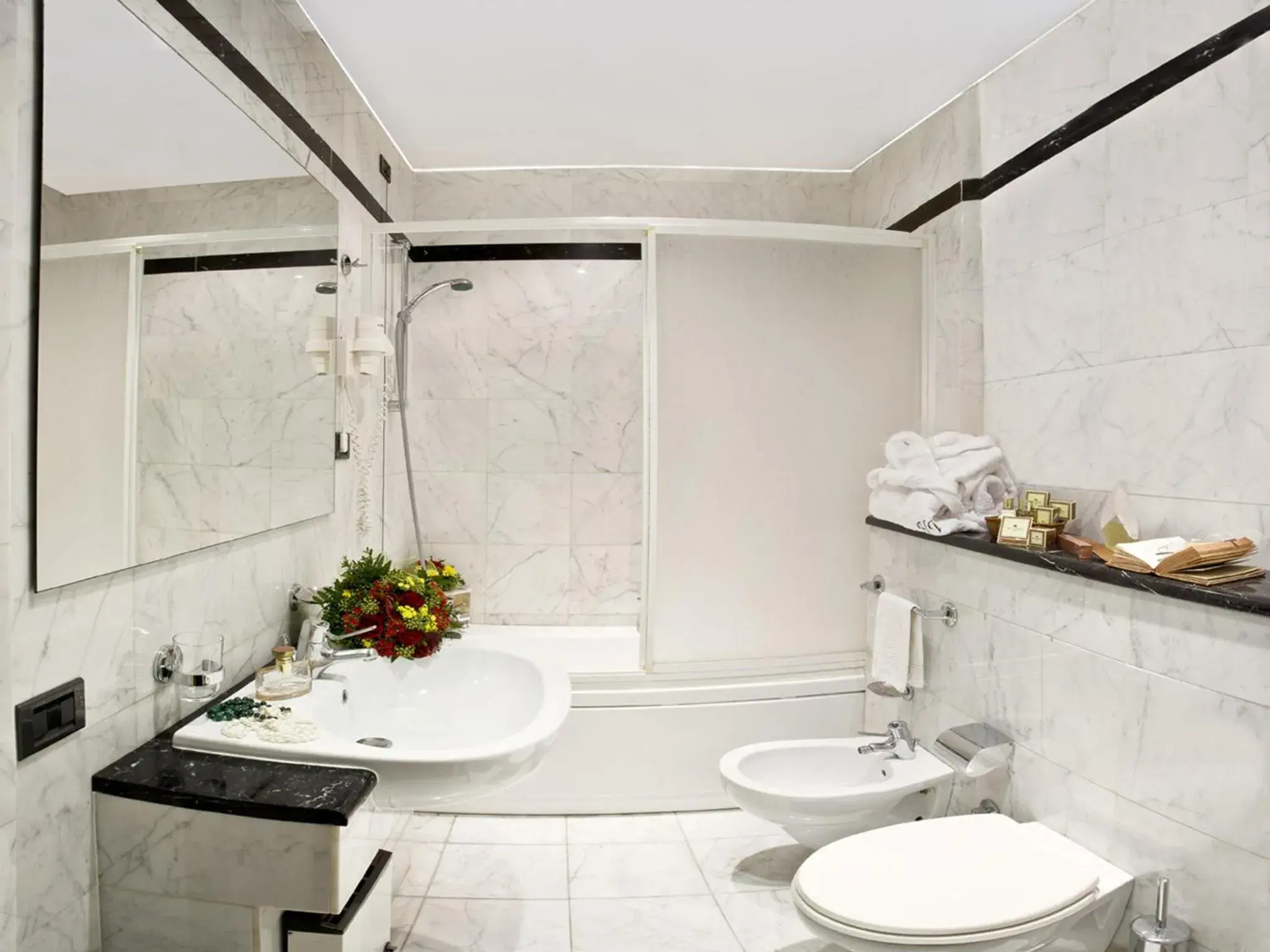 Bathroom in Hotel Savoy